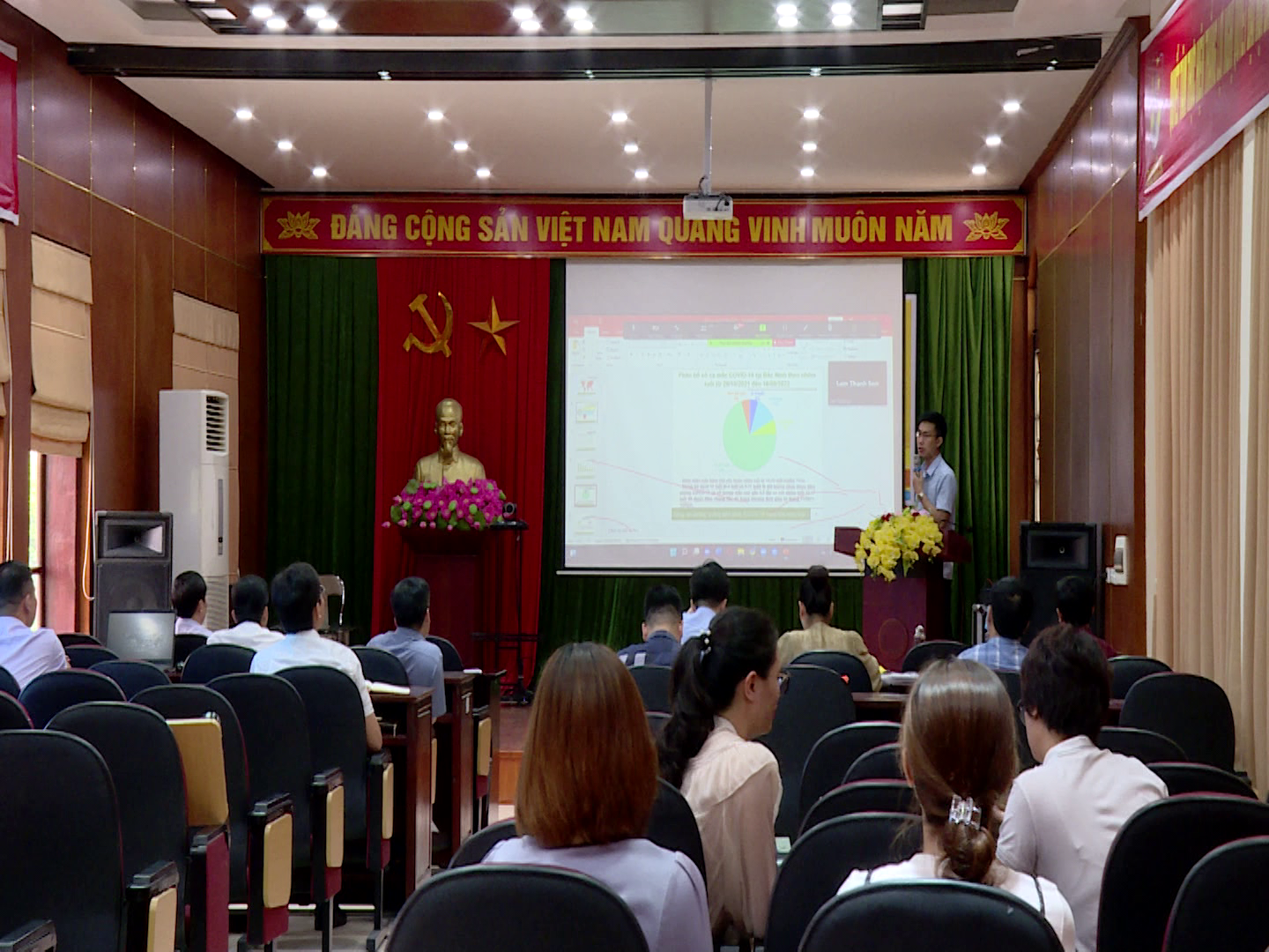 Hội nghị trực tuyến triển khai tiêm vắc xin nhắc lại và hỗ trợ tiền thuê nhà cho người lao động