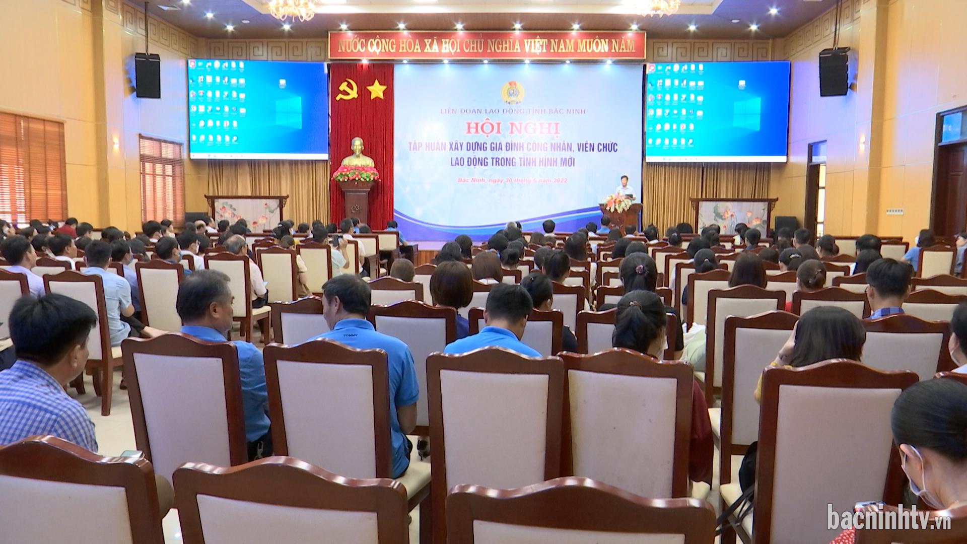 Liên đoàn Lao động tỉnh tập huấn cho công nhân, viên chức lao động xây dựng gia đình trong tình hình mới