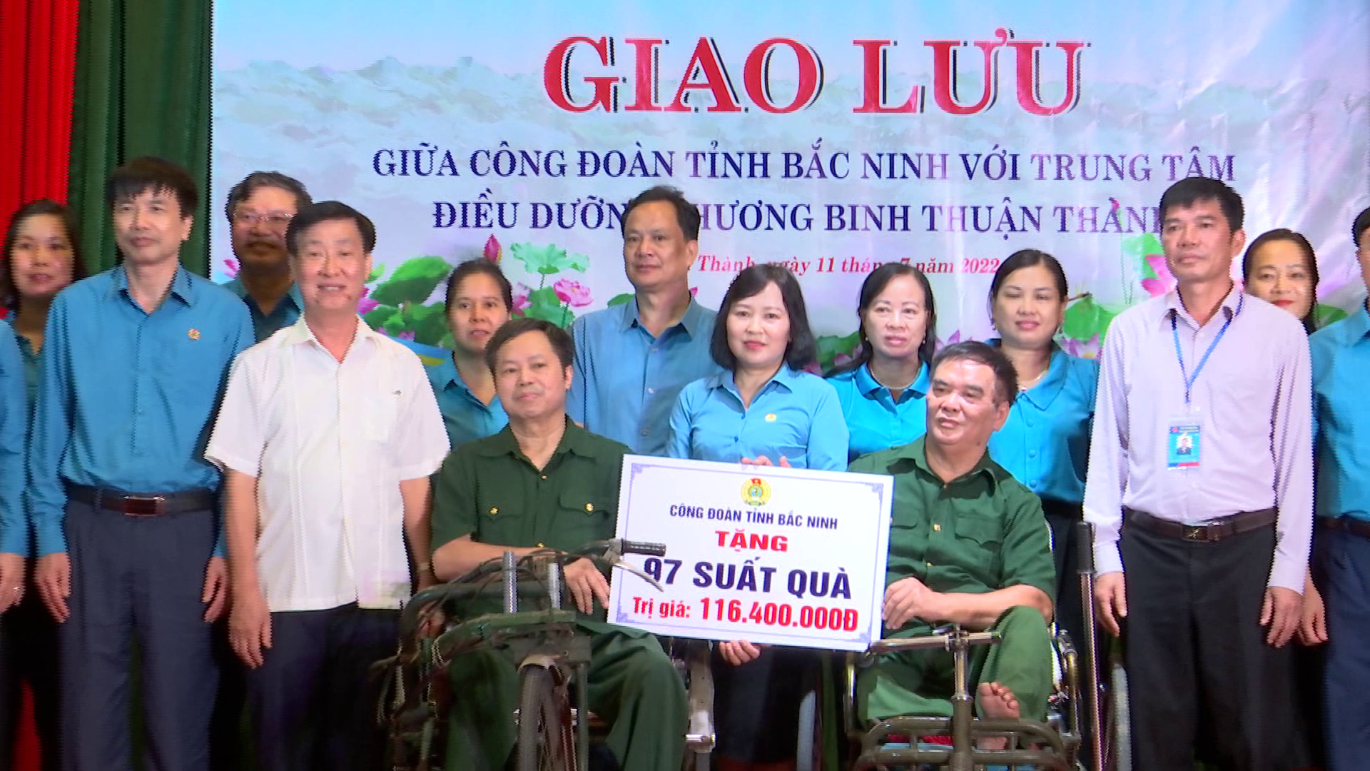 Liên đoàn Lao động tỉnh giao lưu, tặng quà Trung tâm Điều dưỡng thương binh Thuận Thành