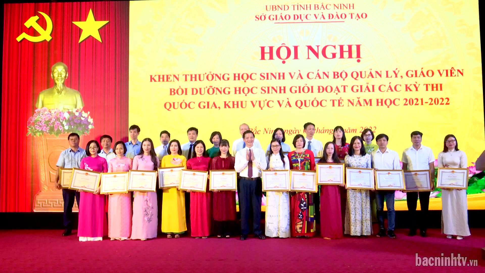 Khen thưởng học sinh đạt giải quốc gia, quốc tế năm học 2021-2022