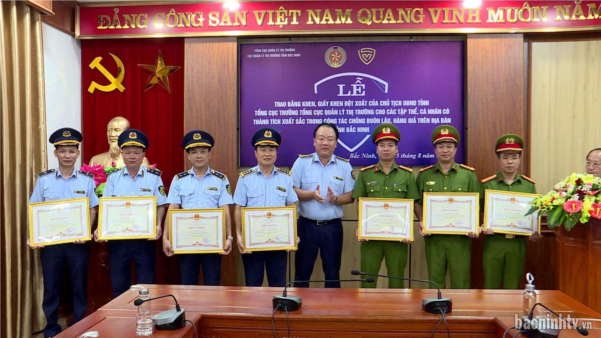Khen thưởng công tác chống buôn lậu, hàng giả trên địa bàn tỉnh