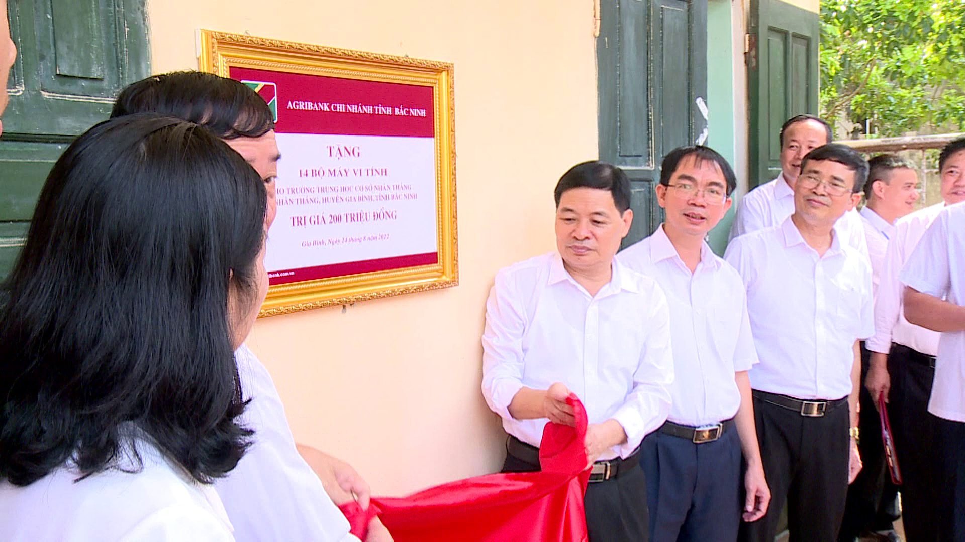Agribank Chi nhánh Bắc Ninh tặng 14 bộ máy tính  cho Trường THCS Nhân Thắng, Gia Bình