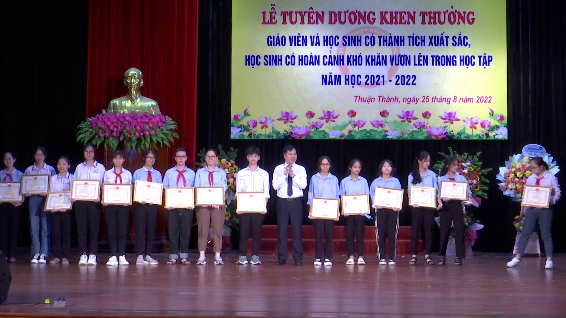 Thuận Thành khen thưởng giáo viên, học sinh có thành tích xuất sắc năm học 2021-2022