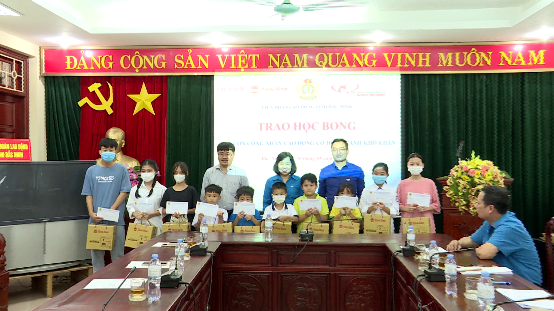 Liên đoàn Lao động tỉnh trao học bổng cho con em công nhân hoàn cảnh khó khăn
