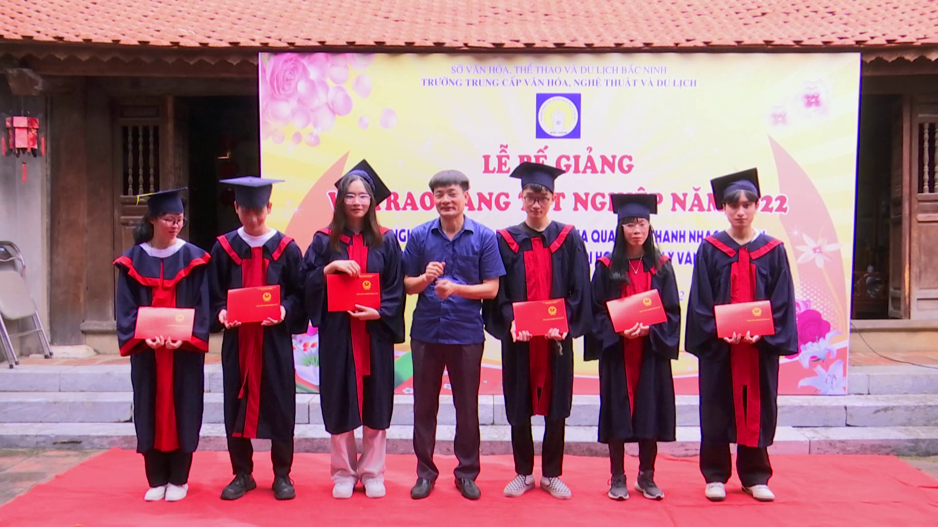 Trường Trung cấp VHNT&DL bế giảng năm 2022            