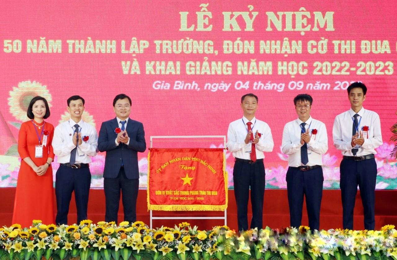 Bí thư Tỉnh uỷ dự Lễ kỷ niệm 50 năm thành lập trường THPT Gia Bình số 1
