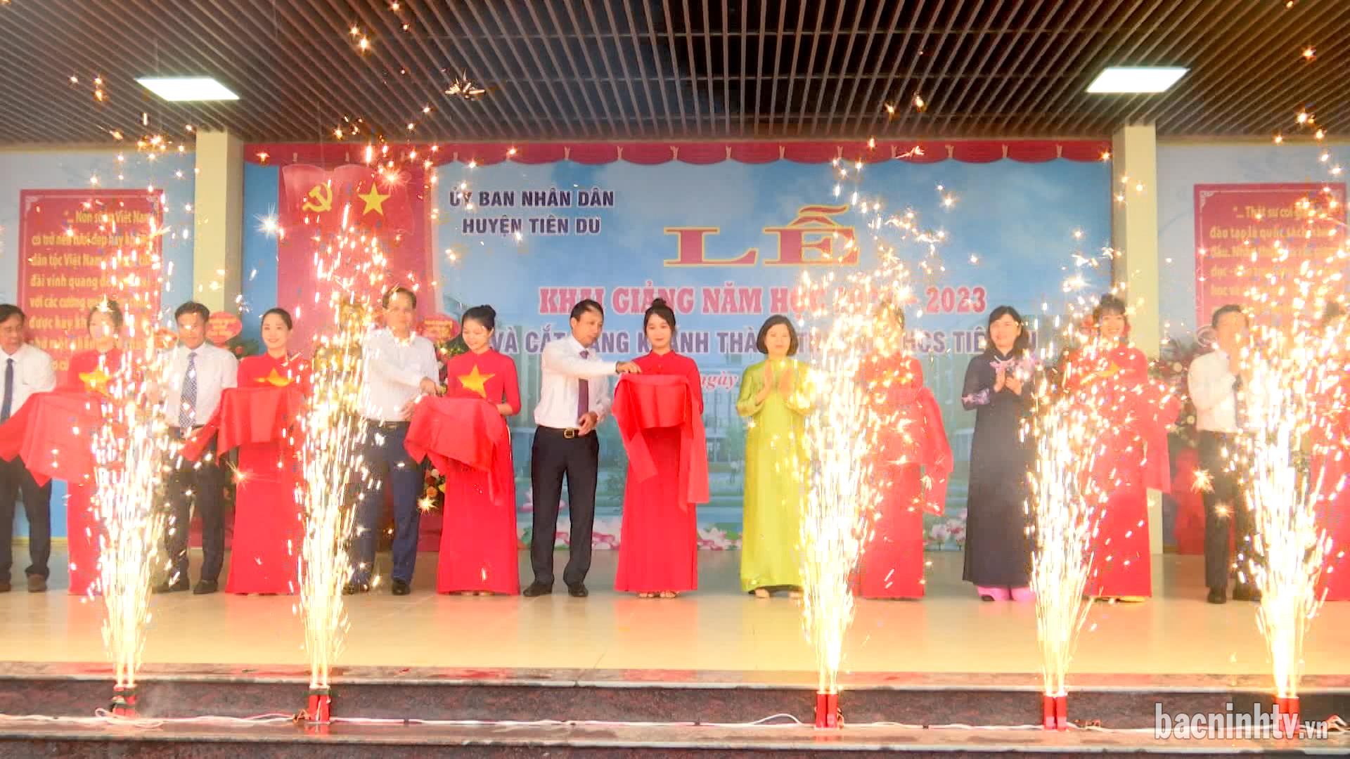 Chủ tịch UBND tỉnh dự Lễ Khai giảng năm học mới tại trường THCS Tiên Du