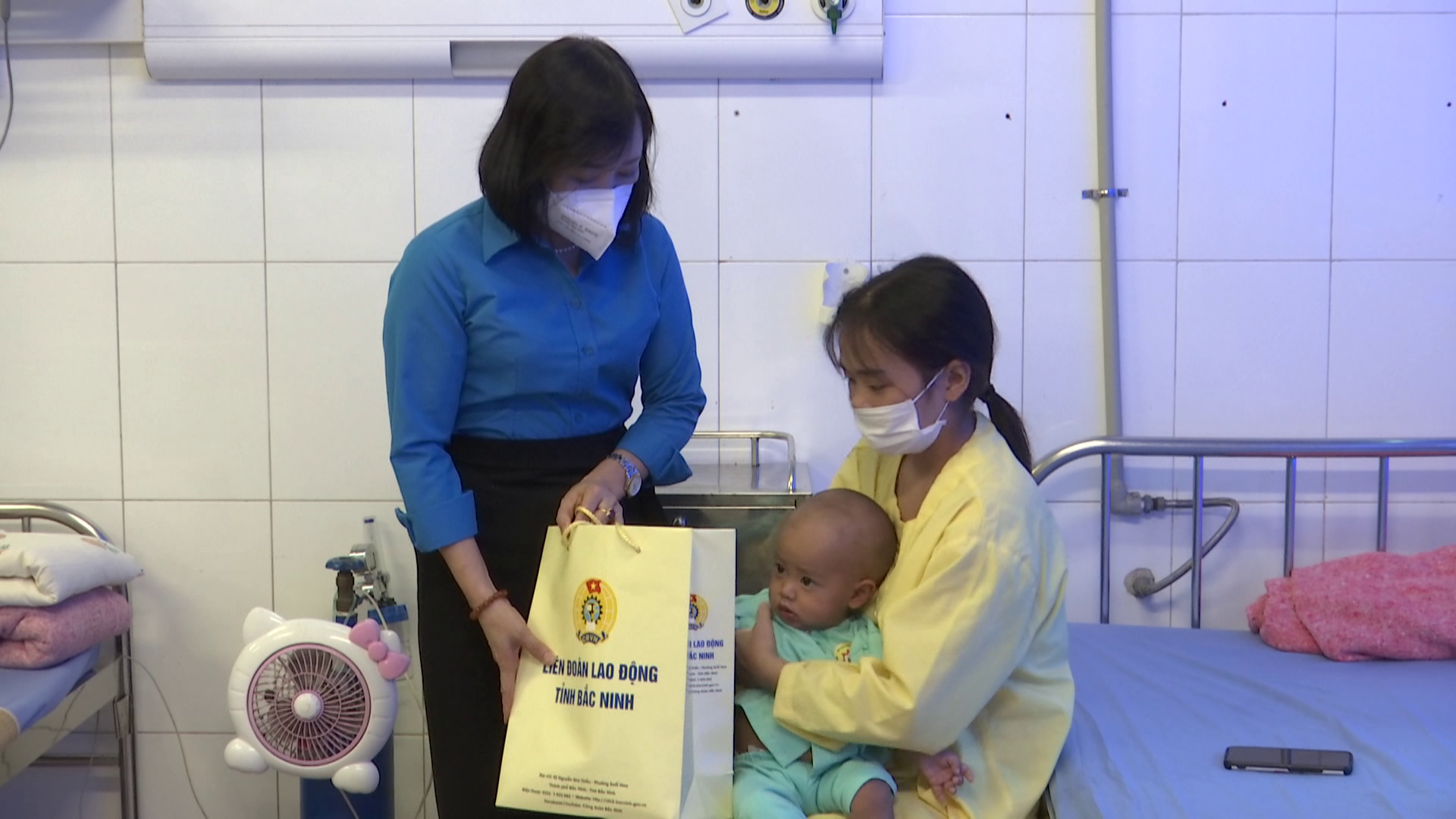 Liên đoàn Lao động tỉnh tặng sữa cho trẻ em nhân dịp Tết Trung thu