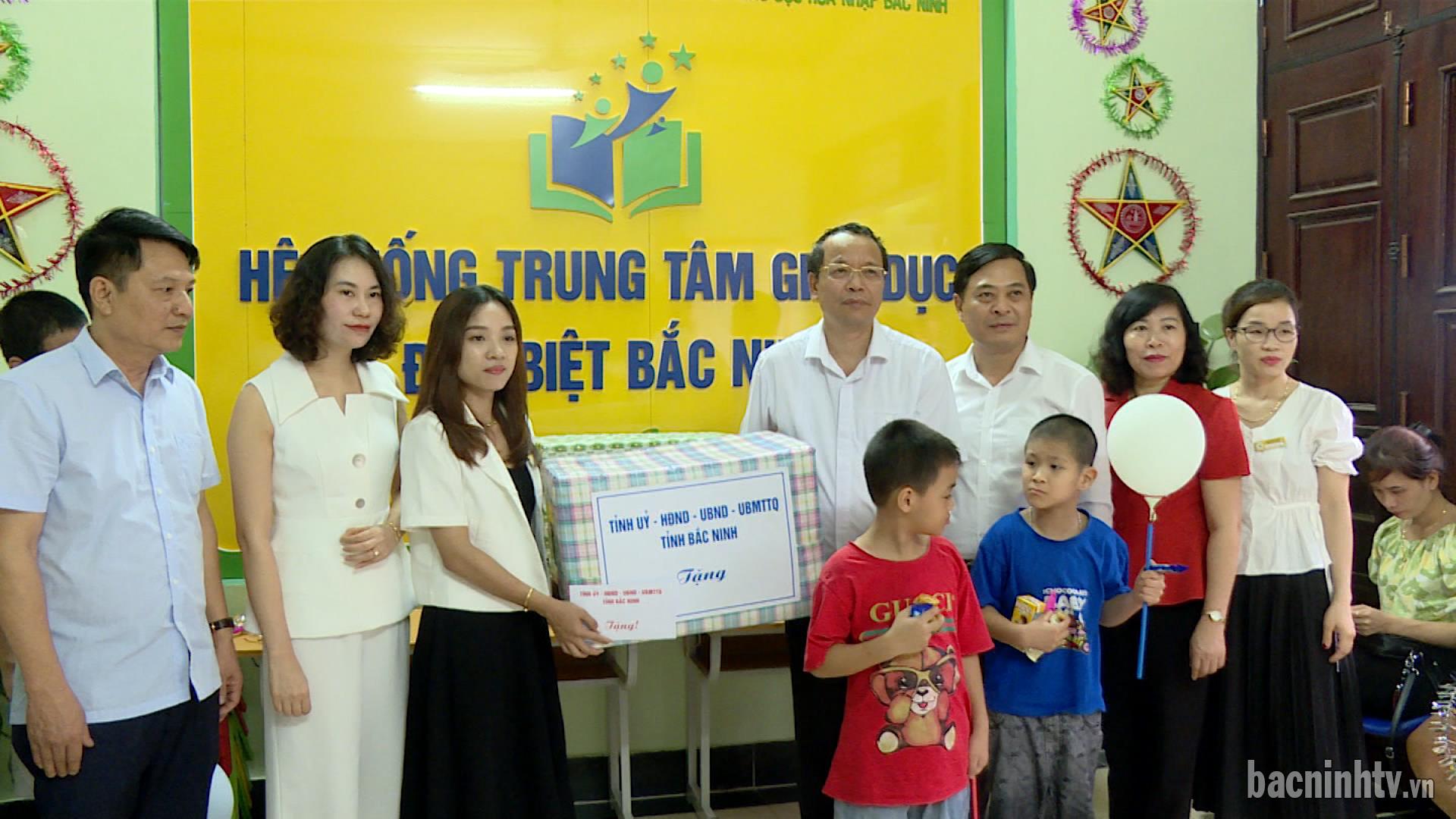 Phó Bí thư Thường trực Tỉnh ủy tặng quà Trung thu tại Trung tâm Hỗ trợ phát triển giáo dục hòa nhập Bắc Ninh