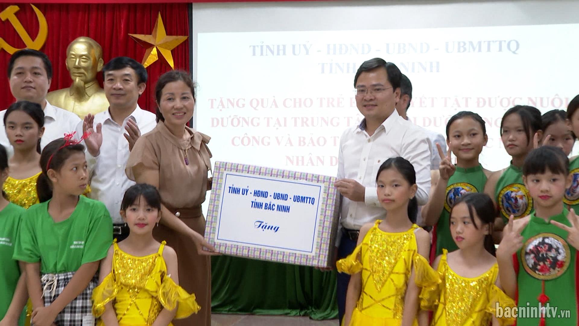 Bí thư Tỉnh ủy tặng quà thiếu nhi khuyết tật dịp Tết Trung thu