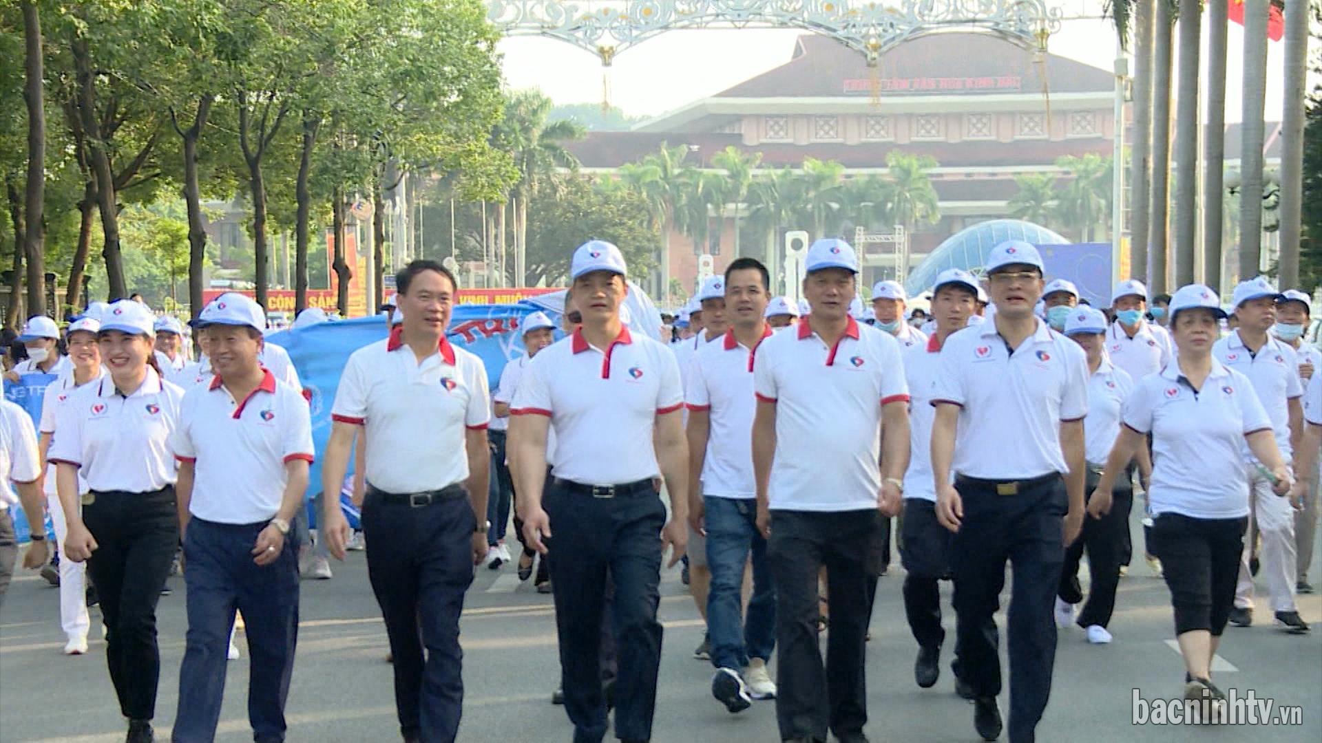 Hơn 2.000 người tham gia chương trình đi bộ cho một trái tim khỏe