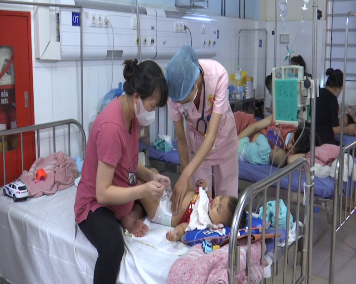 Trẻ nhập viện gia tăng do dịch bệnh truyền nhiễm