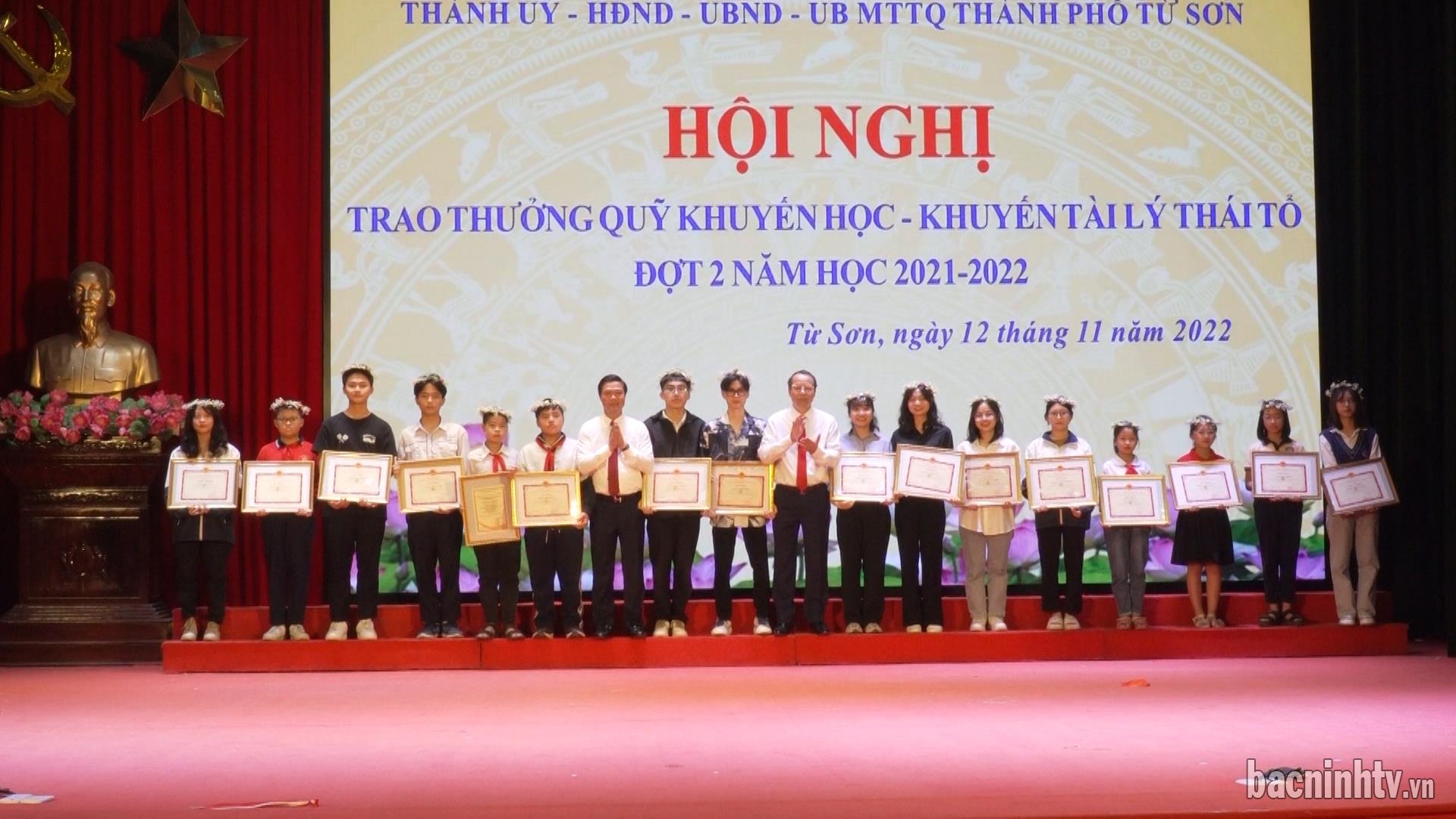 Trao thưởng Qũy Khuyến học, khuyến tài Lý Thái Tổ