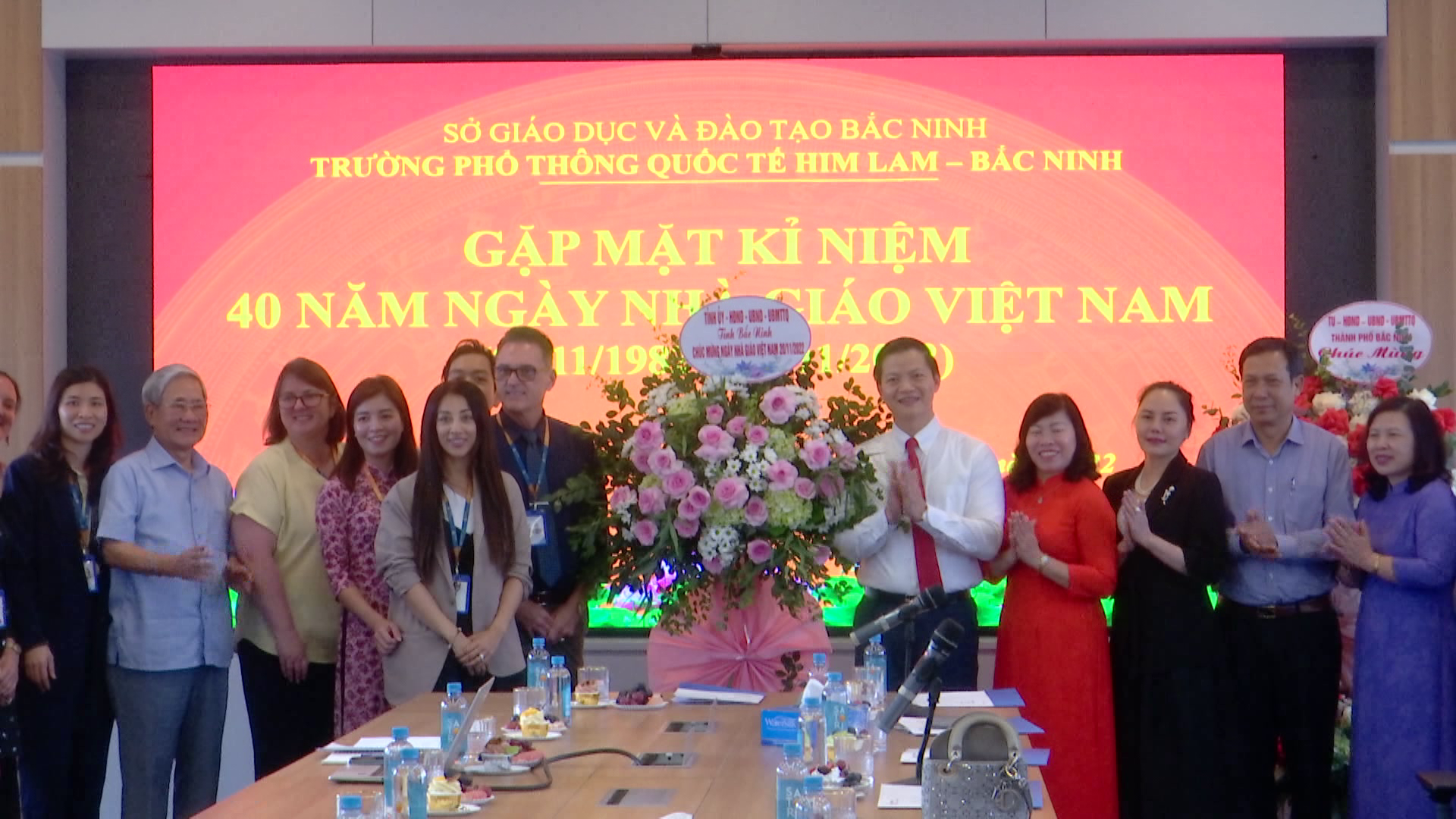 Phó Chủ tịch Thường trực UBND tỉnh tặng quà nhân ngày 20/11
