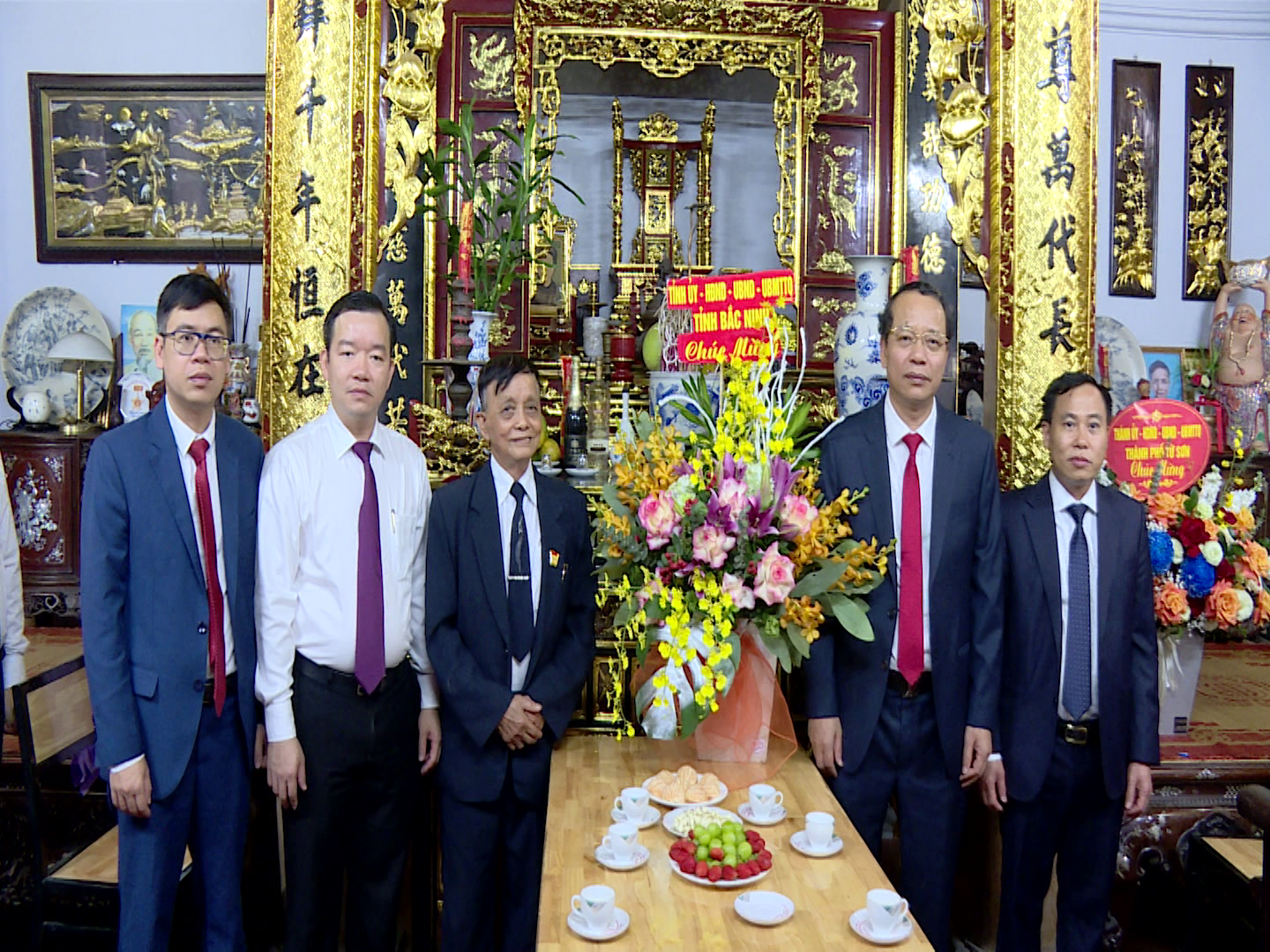  Phó Bí thư Thường trực Tỉnh ủy, Chủ tịch HĐND tỉnh Nguyễn Quốc Chung  chúc mừng ngày Nhà giáo Việt Nam tại Từ Sơn