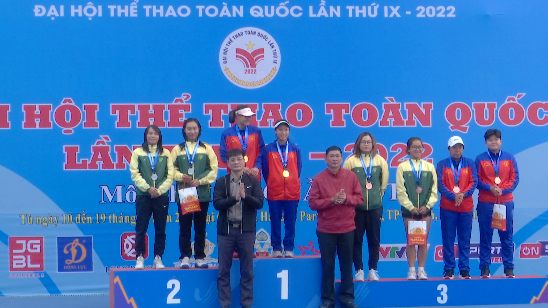 Trao huy chương môn Quần vợt tại Đại hội Thể thao toàn quốc