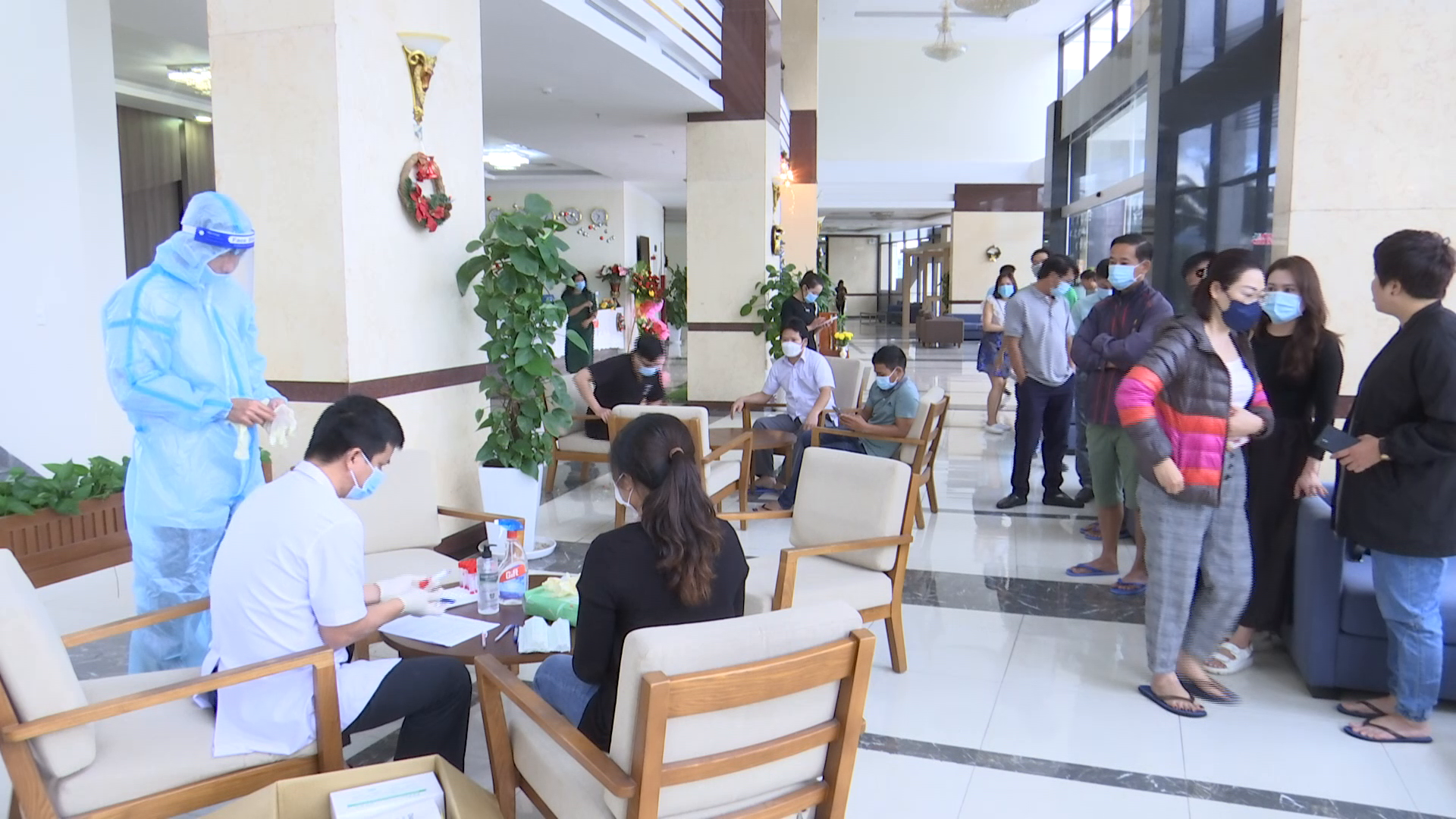 Test Covid-19 cho đoàn phóng viên đi tác nghiệp tại các tuyến đảo, nhà giàn dịp tết 2023   