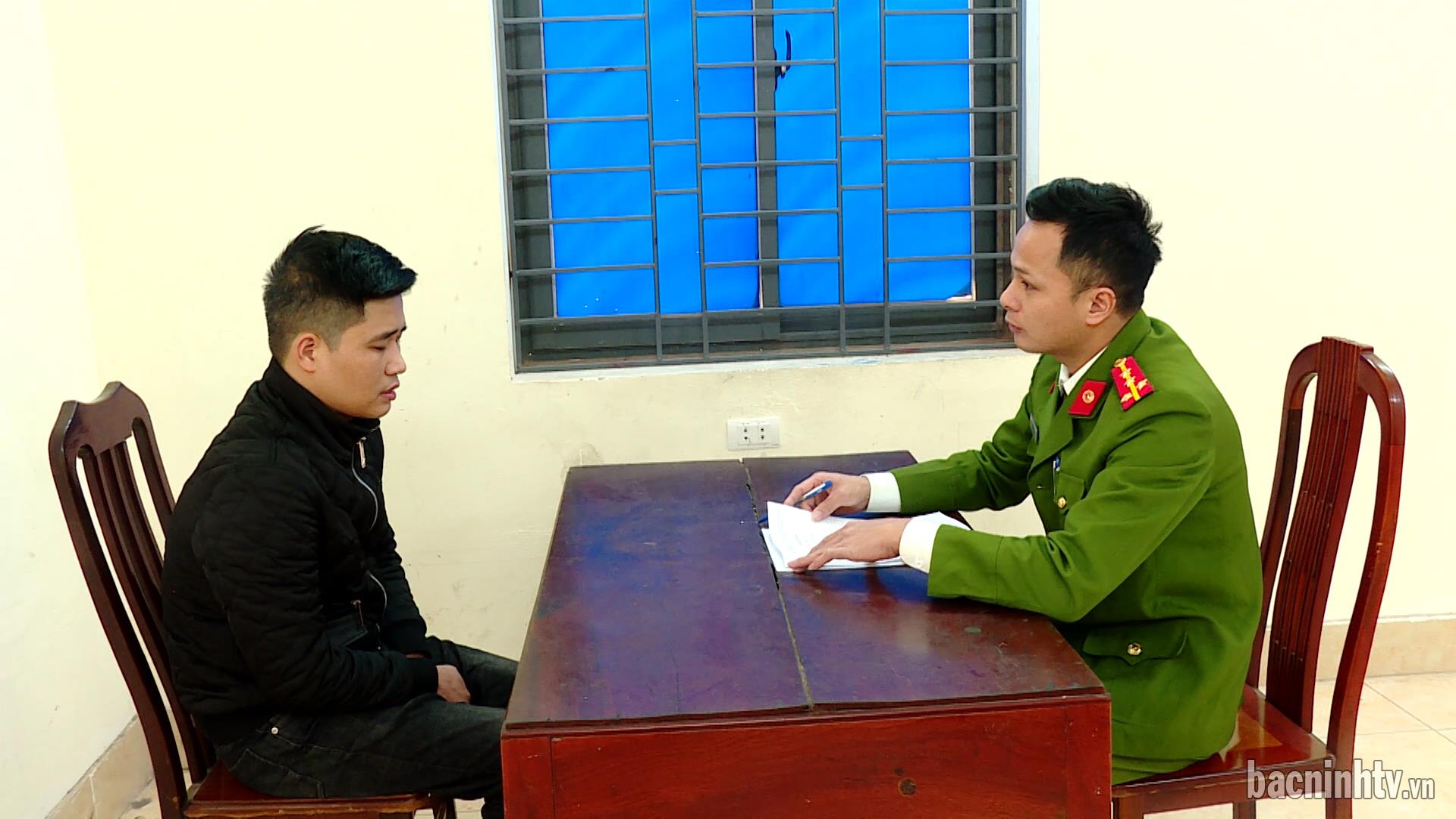 Phát hiện nam thanh niên vận chuyển 33 bình khí cười