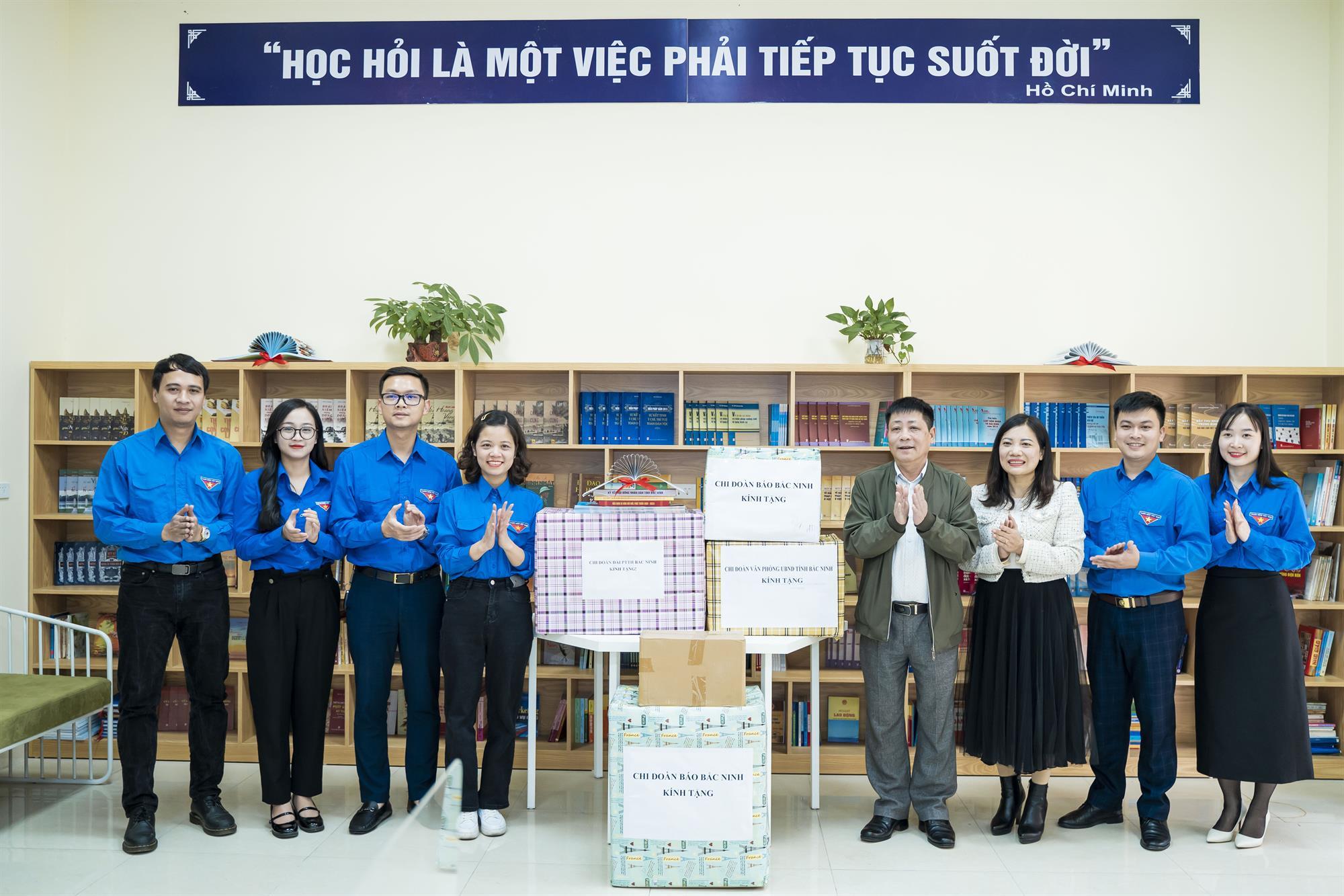 Liên Chi đoàn trao tặng sách cho Thư viện cộng đồng phường Phù Chẩn