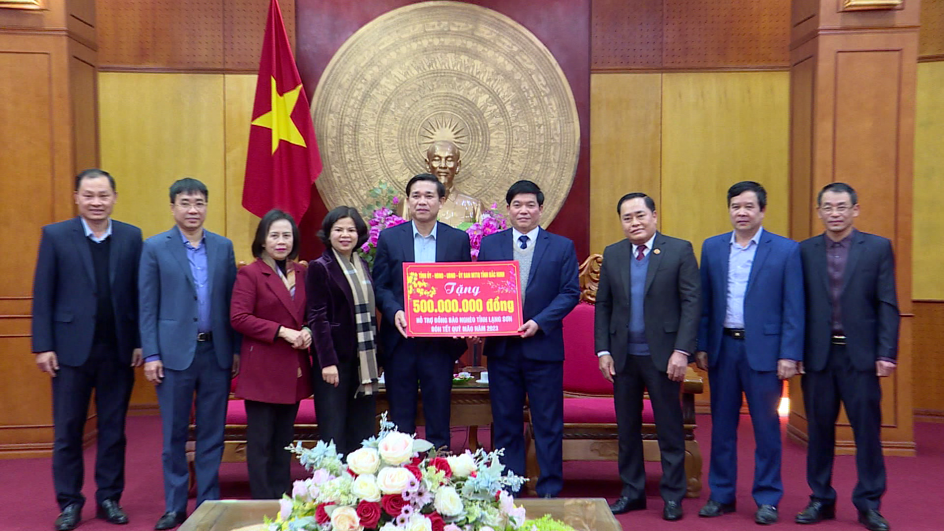Chủ tịch UBND tỉnh tặng quà tết cho người nghèo tỉnh Lạng Sơn