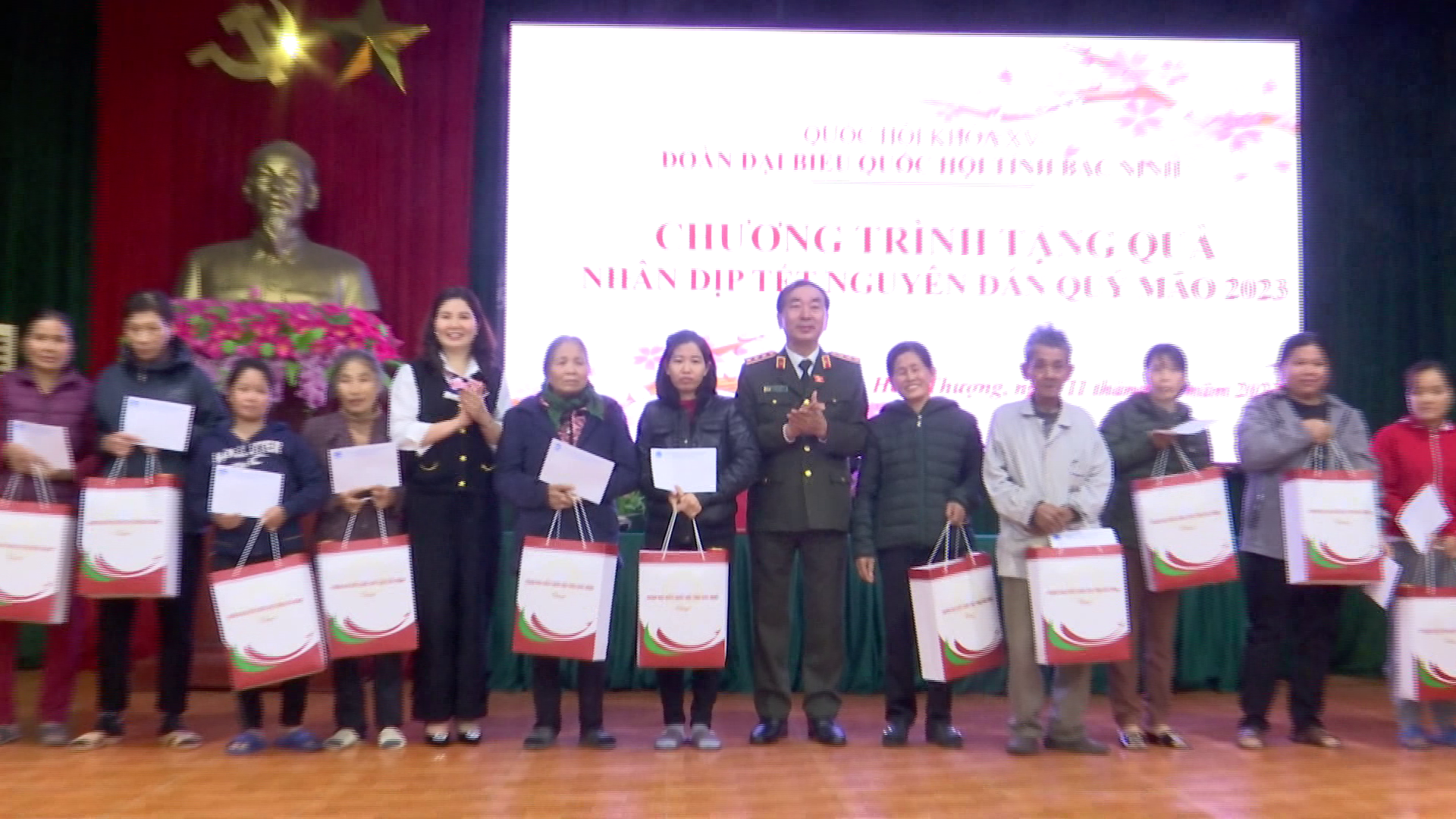 Đoàn ĐBQH tỉnh Bắc Ninh tặng quà Tết hộ nghèo huyện Thuận Thành