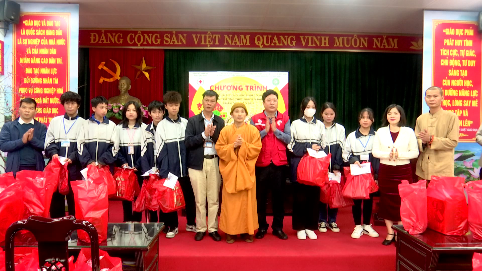 Tặng quà học sinh có hoàn cảnh khó khăn tại Tiên Du