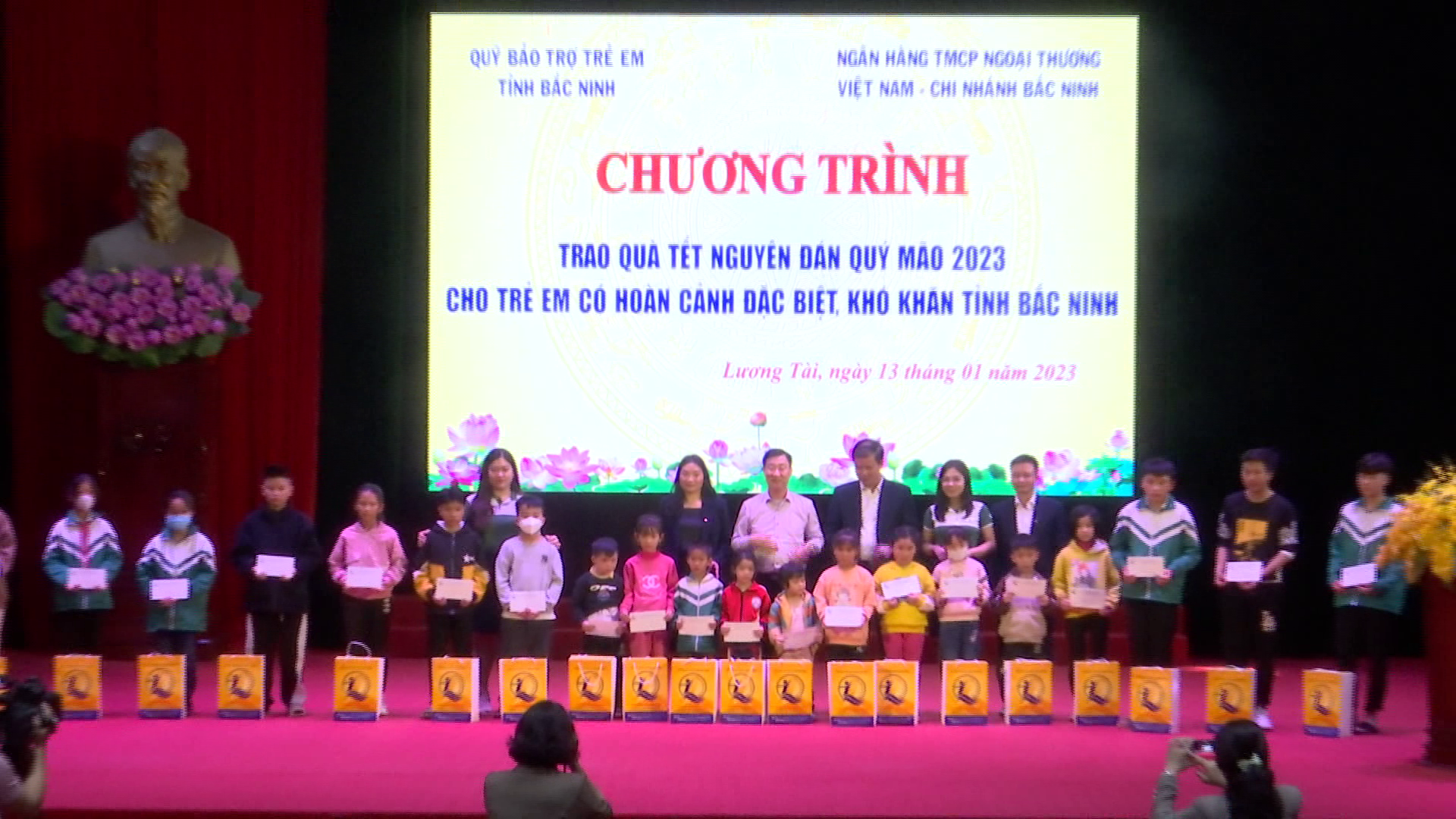Qũy Bảo trợ trẻ em tặng quà học sinh nghèo tại Lương tài và Gia Bình