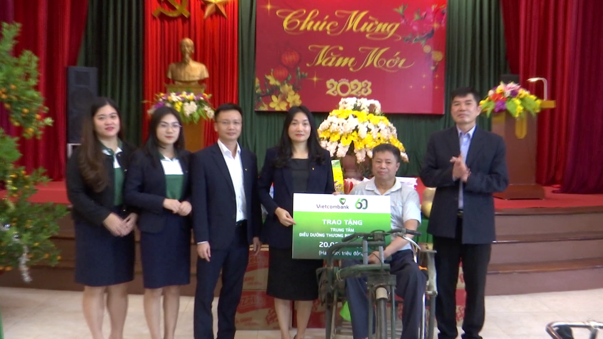 Ngân hàng TMCP Vietcombank tặng quà Tết tại Thuận Thành