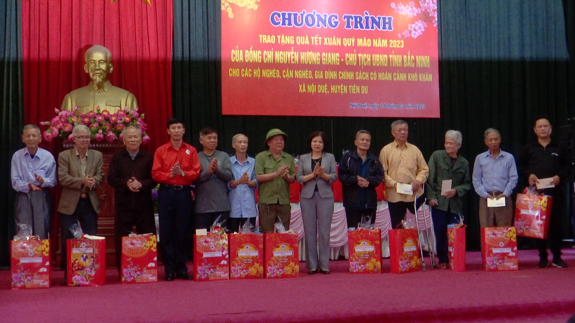 Chủ tịch UBND tỉnh tặng quà Tết tại huyện Tiên Du