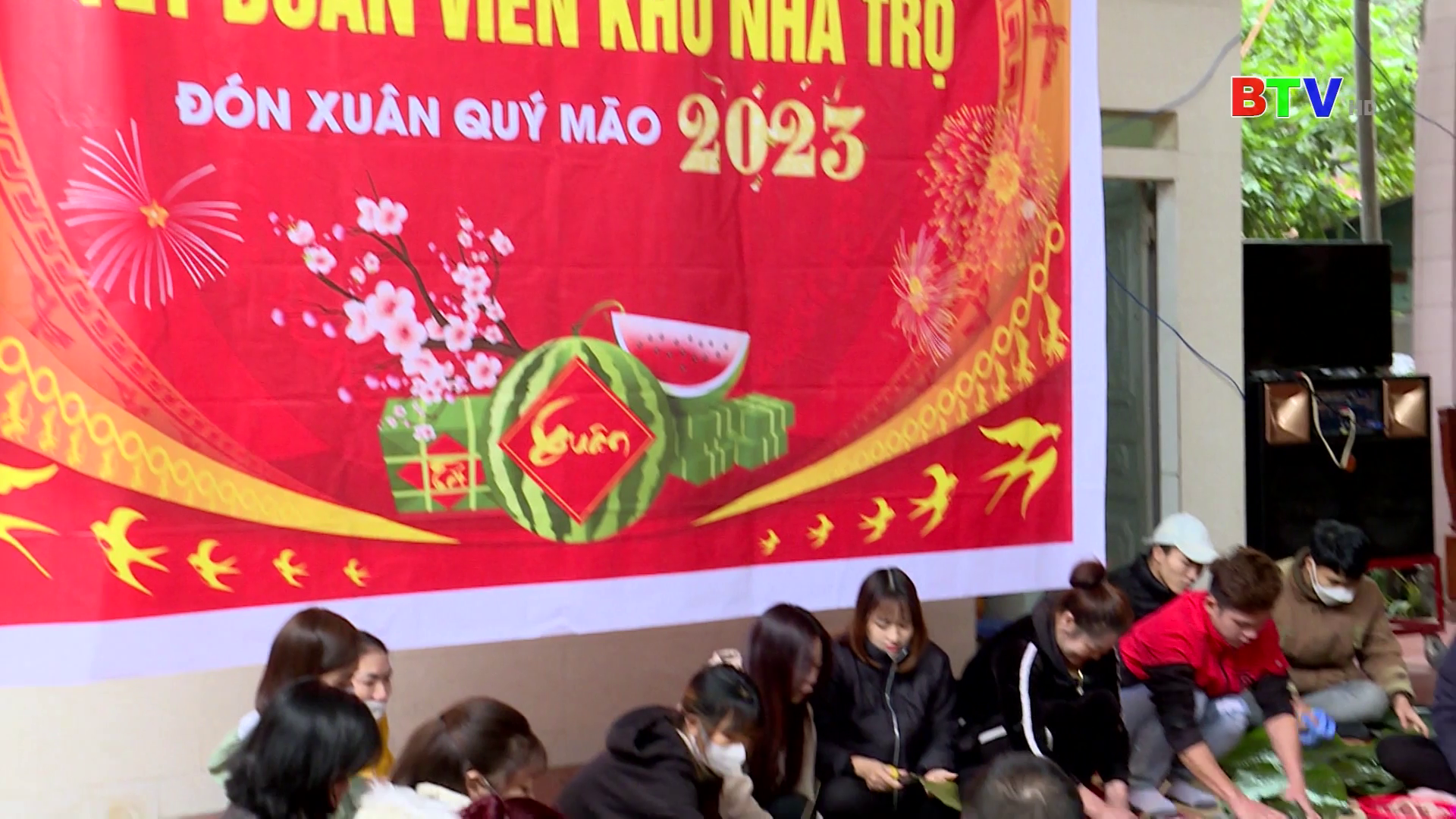 Ấm lòng công nhân ăn Tết xa quê