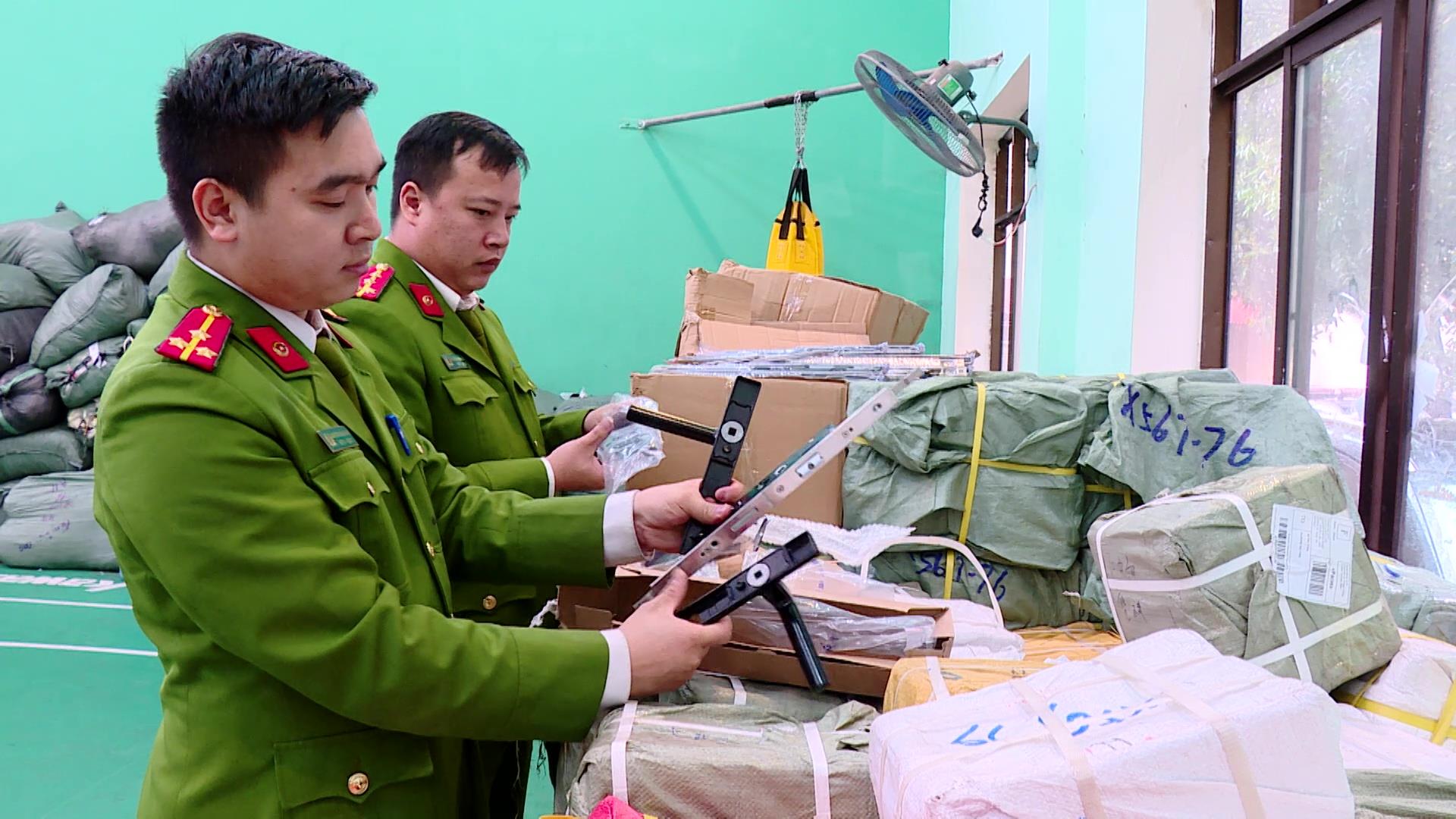Phát hiện gần 40.000 sản phẩm khóa và phụ kiện có dấu hiệu giả mạo nhãn hiệu