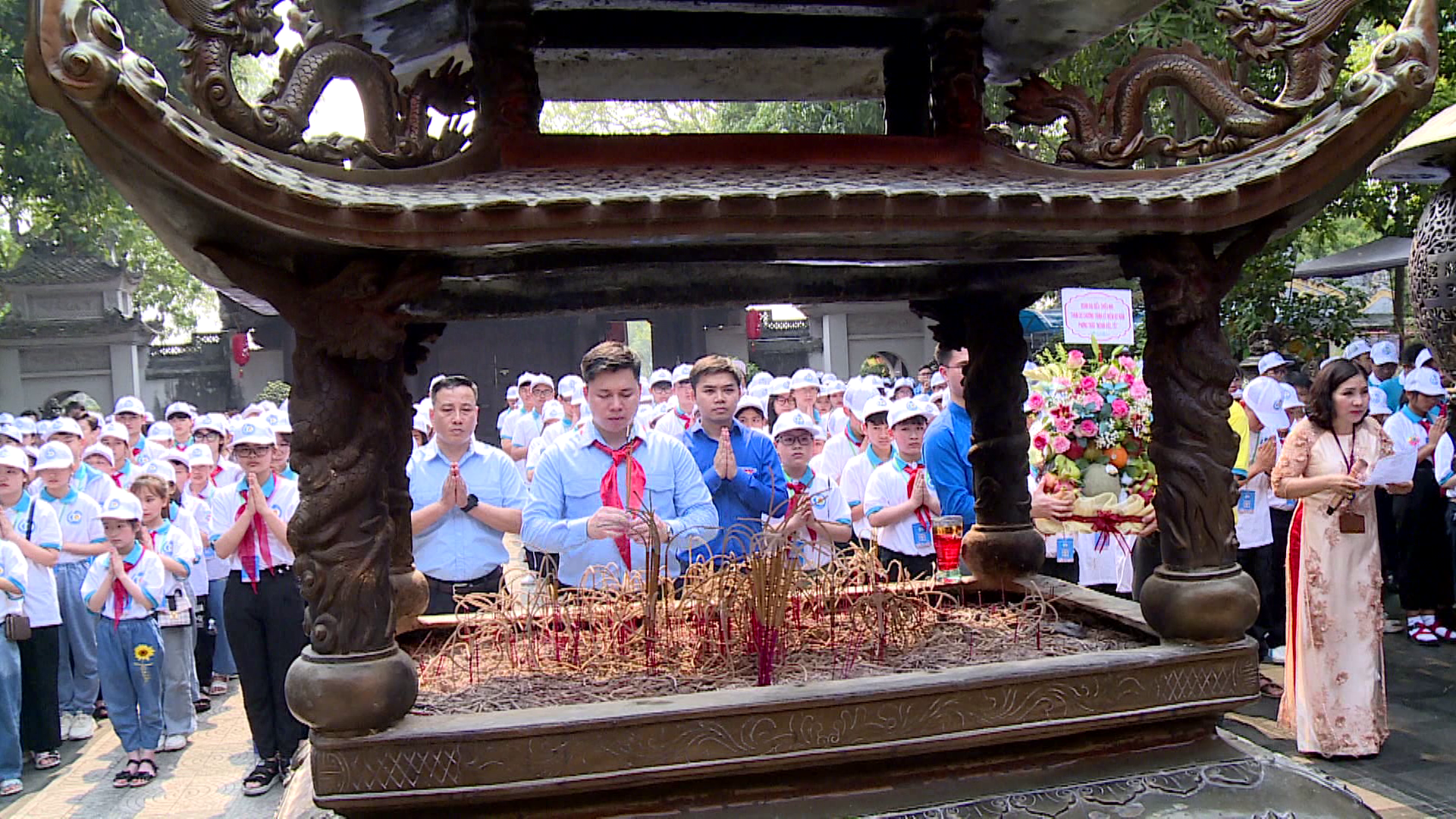 Đoàn đại biểu dự Lễ kỷ niệm 60 năm phong trào “Nghìn việc tốt”  dâng hương tại Đền Đô           