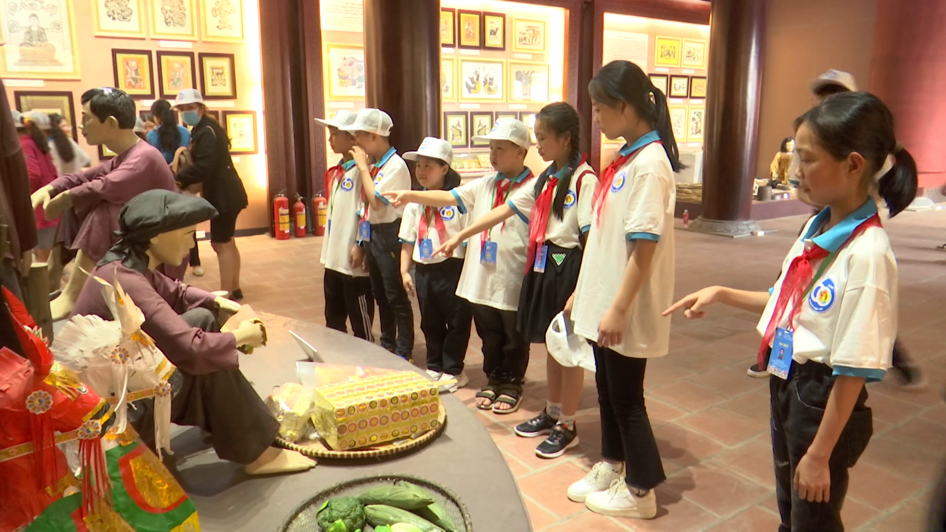Đoàn đại biểu dự Lễ kỷ niệm 60 phong trào “Nghìn việc tốt”  thăm làng Tranh dân gian Đông Hồ