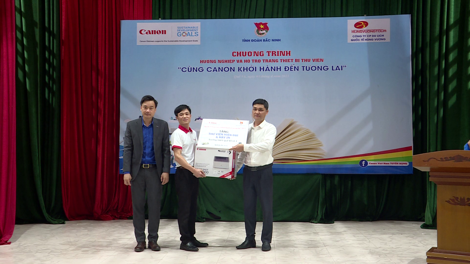 Trao tặng thiết bị thư viện tại huyện Quế Võ