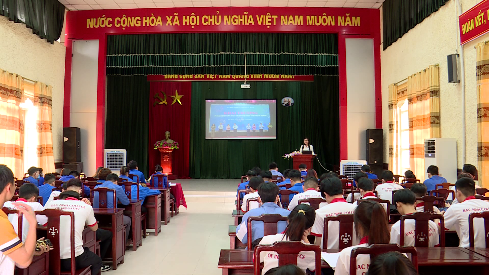 Nói chuyện giáo dục truyền thống cho đoàn viên thanh niên           
