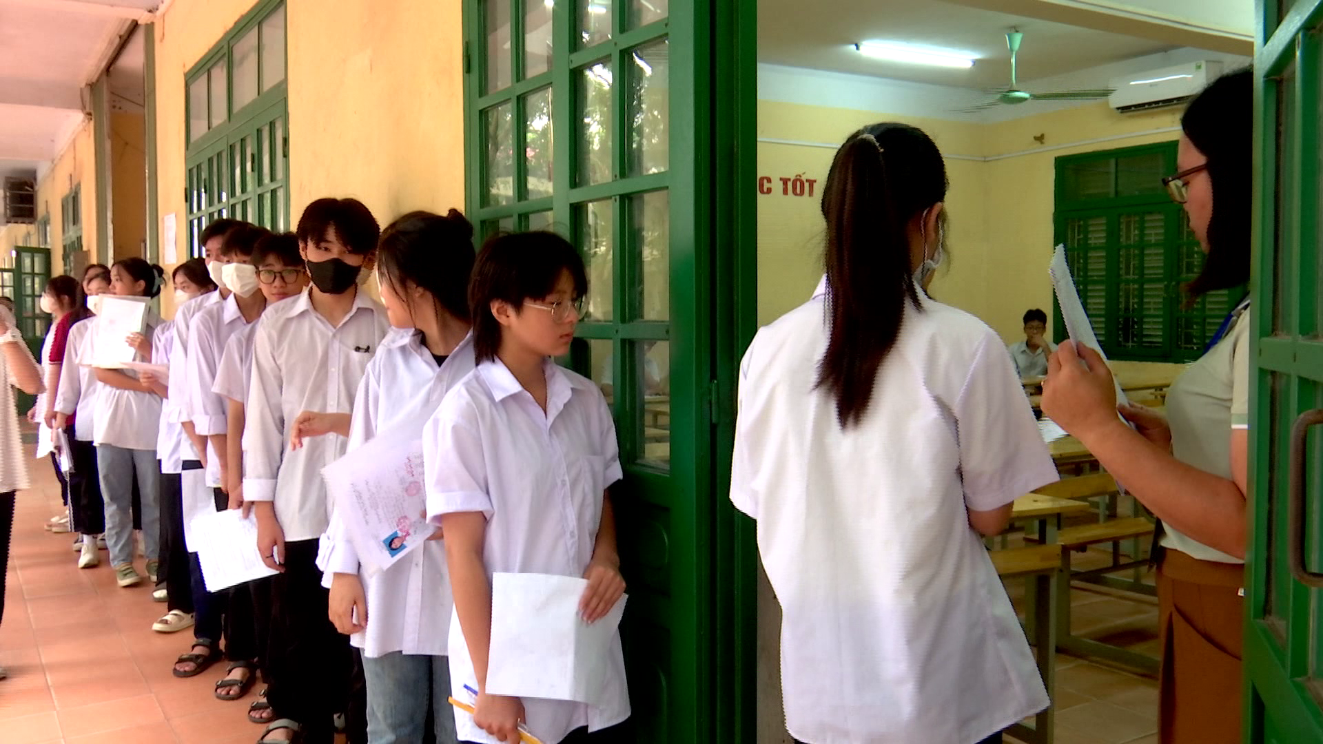Sáng 5/6 hơn 15.400 thí sinh dự thi môn Ngữ Văn kỳ thi vào lớp 10 THPT
