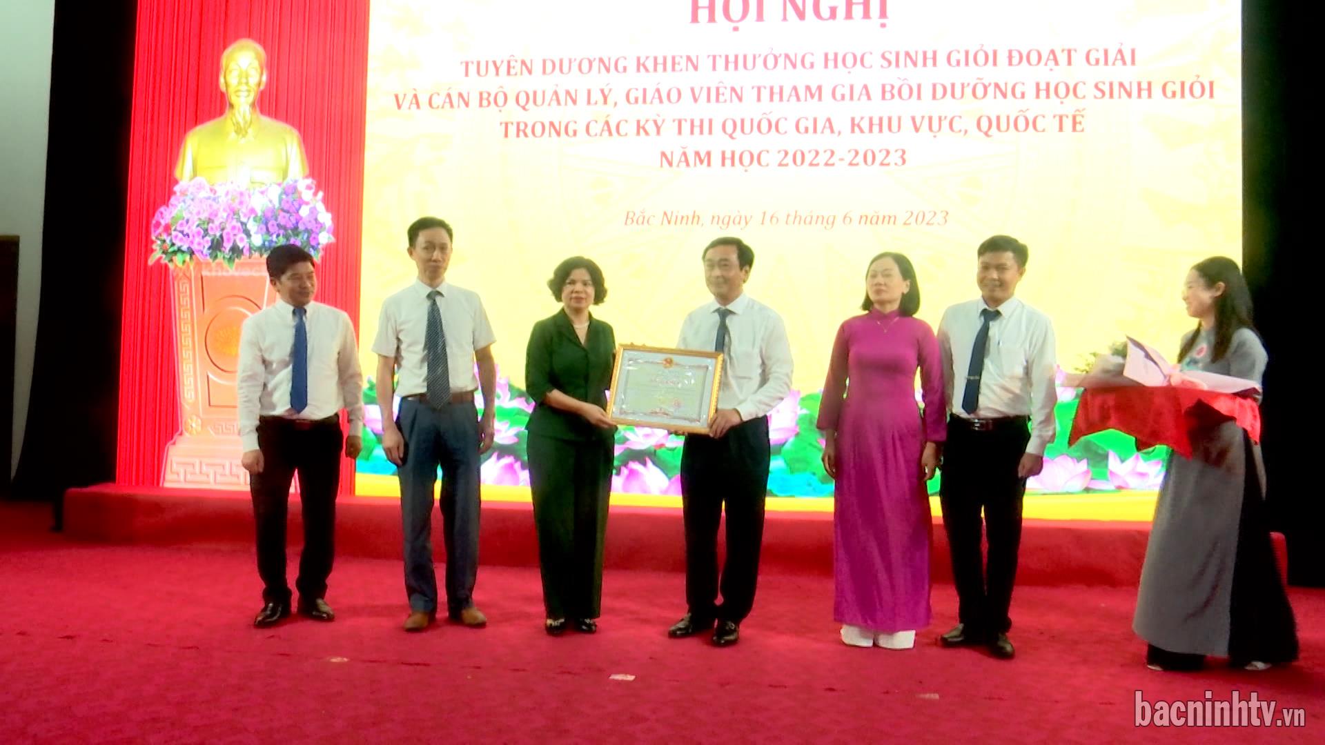 Khen thưởng học sinh, giáo viên bồi dưỡng học sinh giỏi đạt giải các kỳ thi năm học 2022-2023