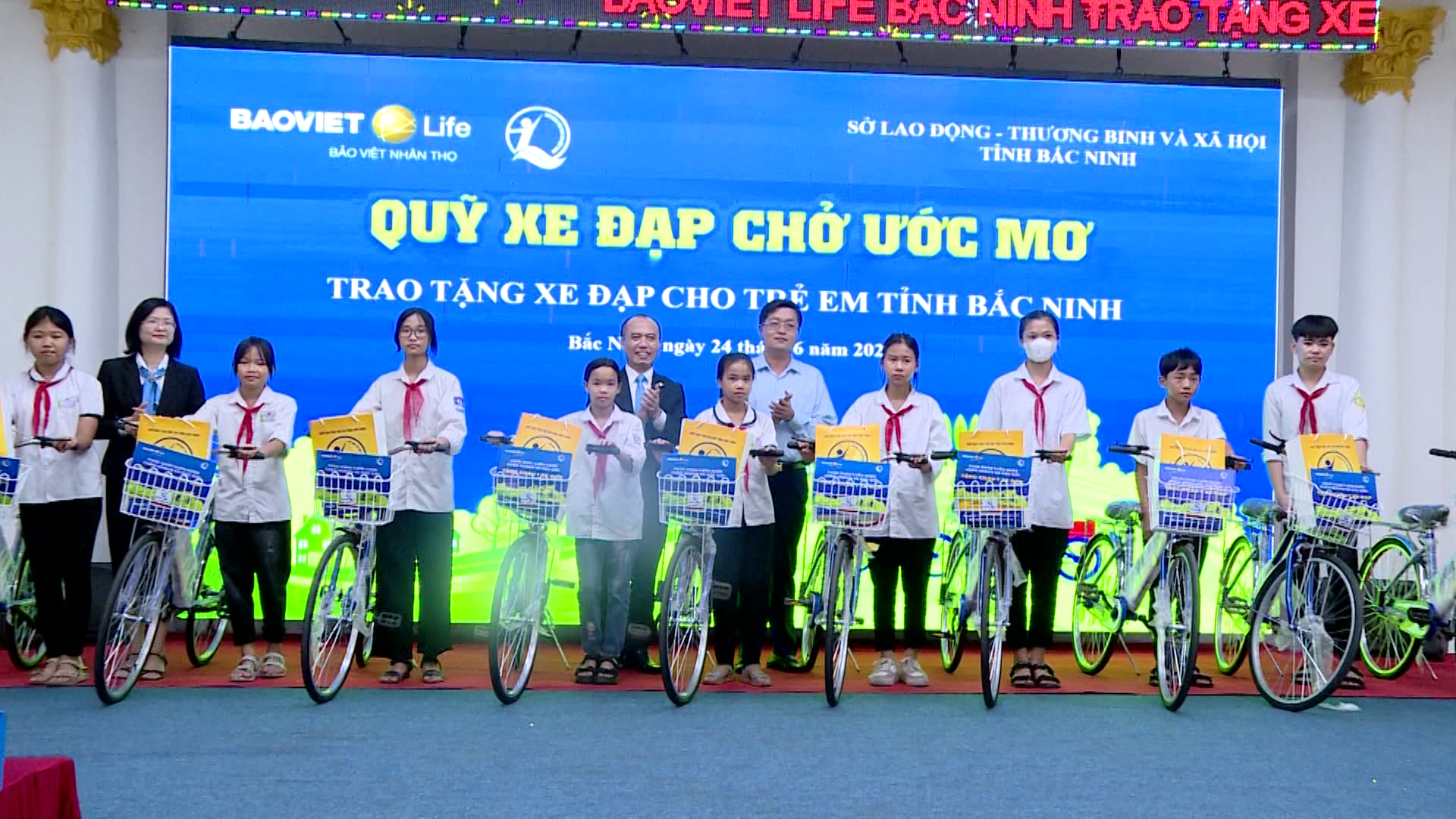 Trao học bổng "Quỹ xe đạp chở ước mơ" cho học sinh nghèo hiếu học