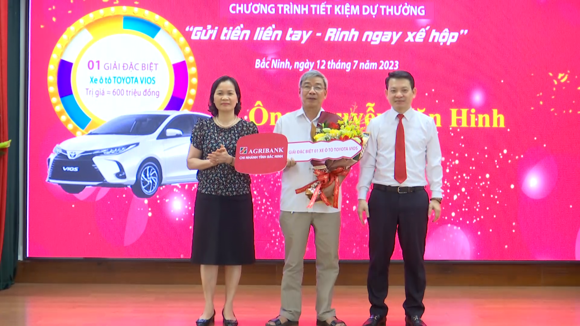 Agribank Chi nhánh tỉnh Bắc Ninh trao thưởng khách hàng may mắn