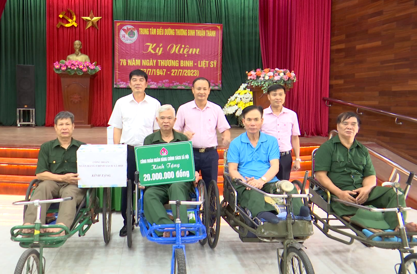 Ngân hàng Chính sách xã hội tỉnh thăm, tặng quà dịp 27/7
