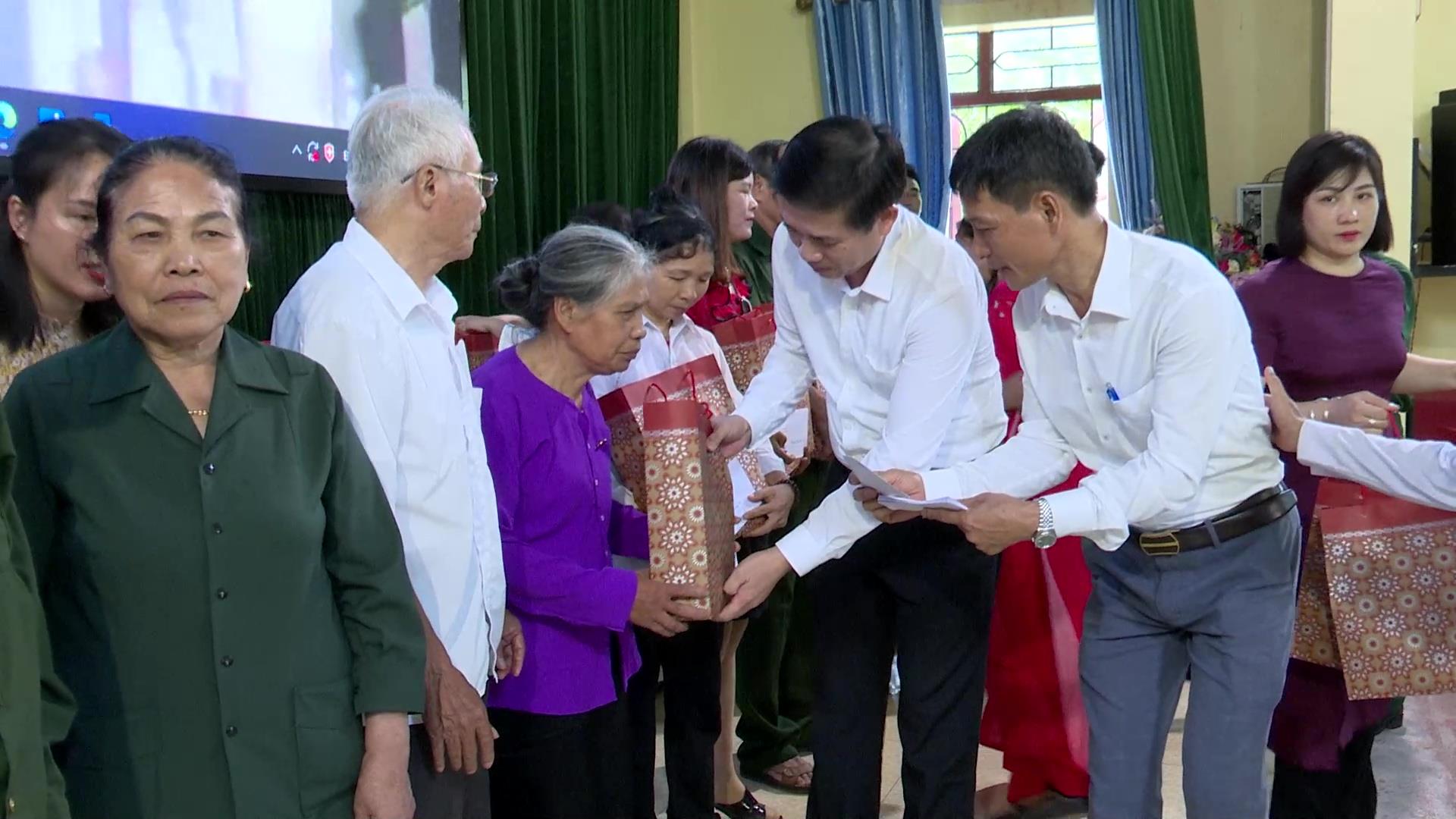 Tặng quà cựu Thanh niên xung phong tại thị xã Thuận Thành,  huyện Gia Bình và Lương Tài