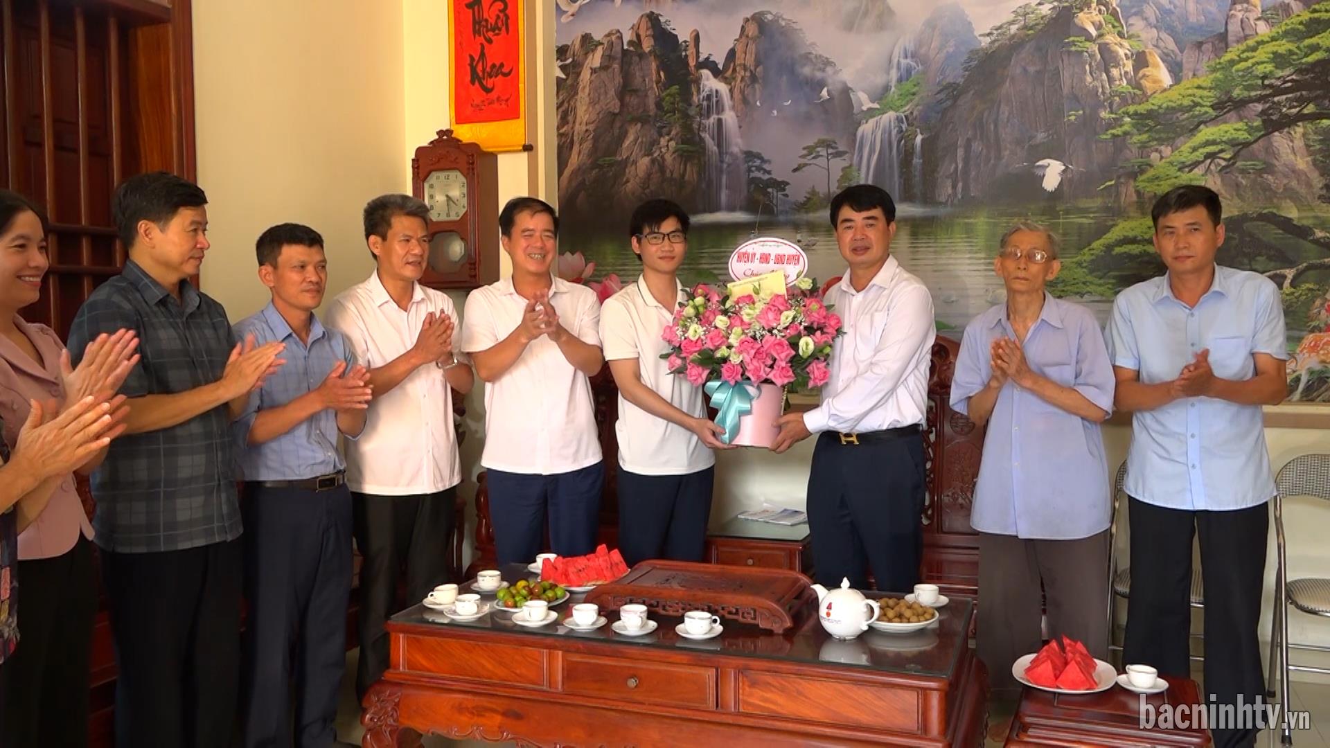 Lương Tài thưởng nóng học sinh đạt Huy chương Vàng Olympic Vật lý quốc tế