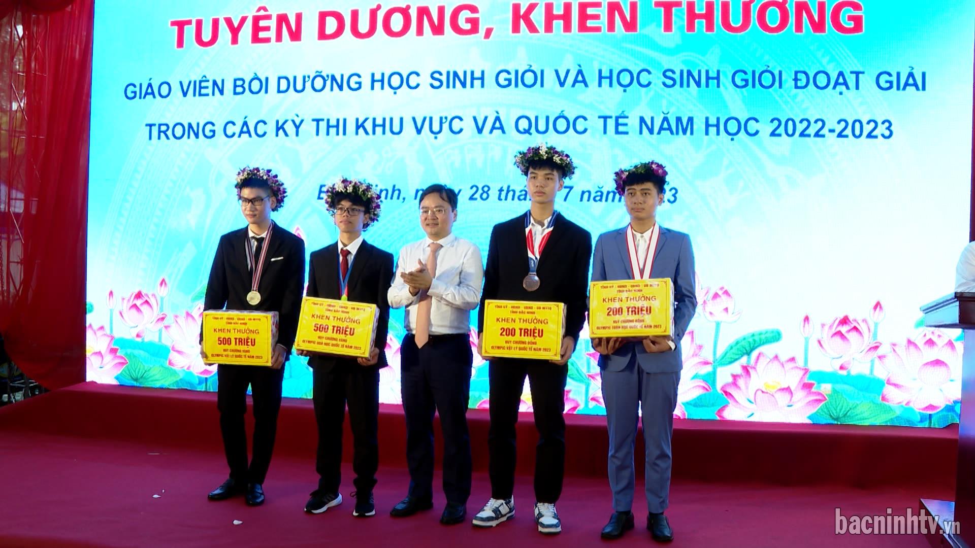 Khen thưởng giáo viên, học sinh đoạt giải các kỳ thi khu vực và quốc tế 2023