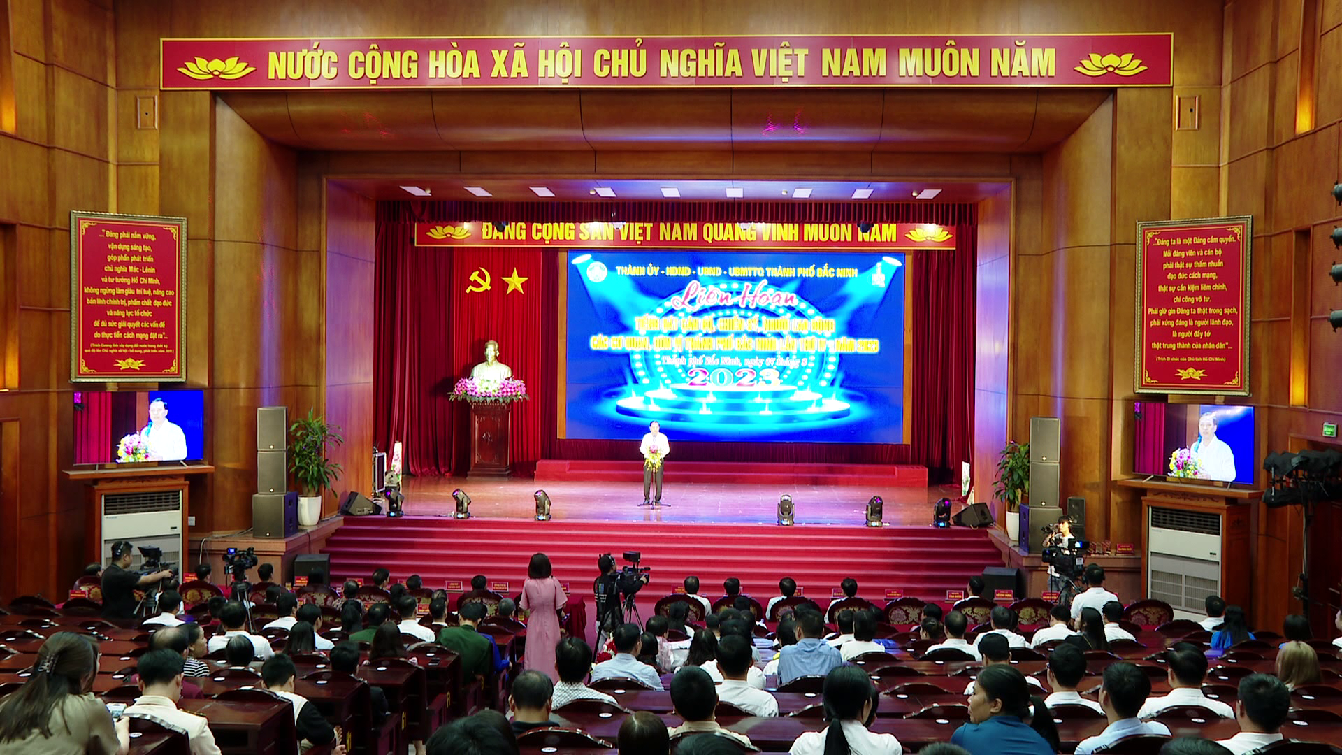 Liên hoan tiếng hát cán bộ, chiến sỹ, người lao động thành phố Bắc Ninh
