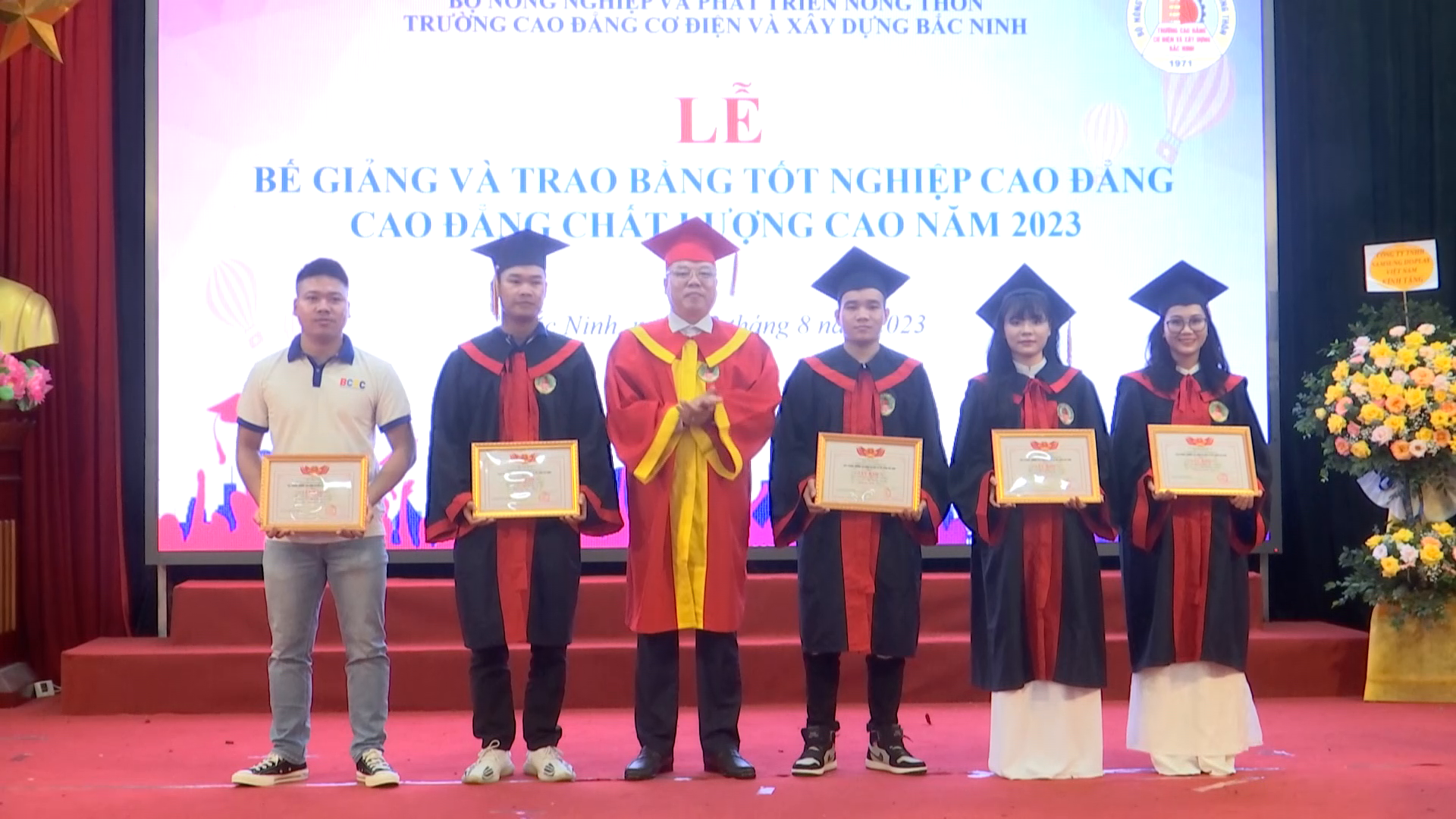 Lễ trao Bằng tốt nghiệp Trường Cao đẳng Cơ điện và Xây dựng Bắc Ninh