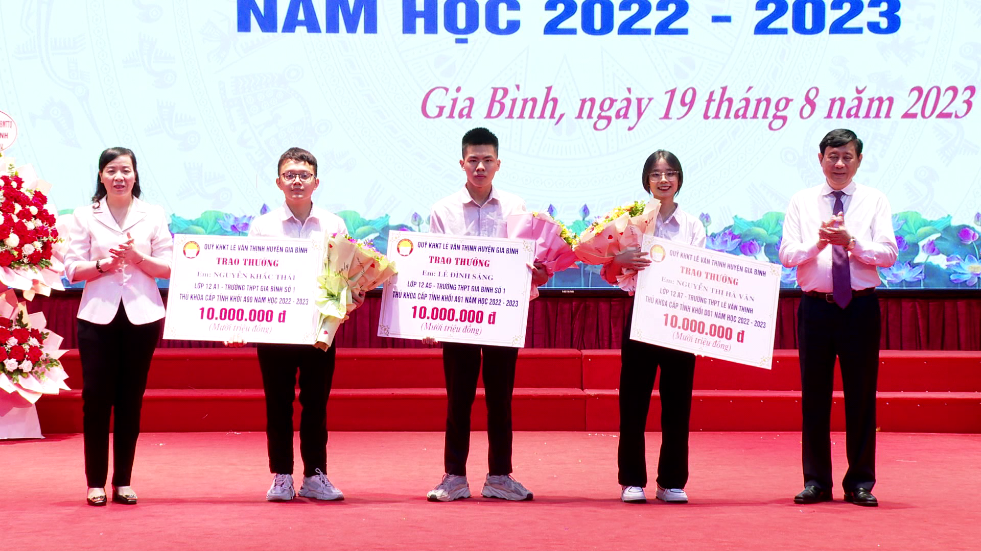 Huyện Gia Bình trao thưởng quỹ khuyến học Lê Văn Thịnh