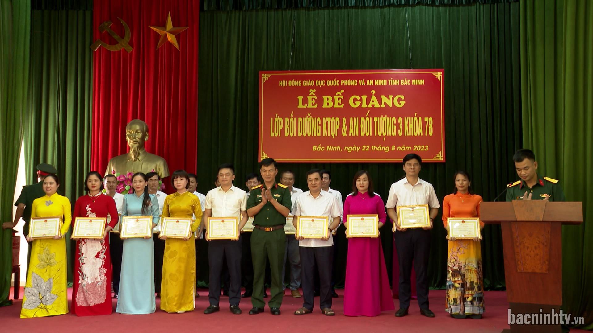 Bế giảng lớp bồi dưỡng kiến thức quốc phòng, an ninh đối tượng 3