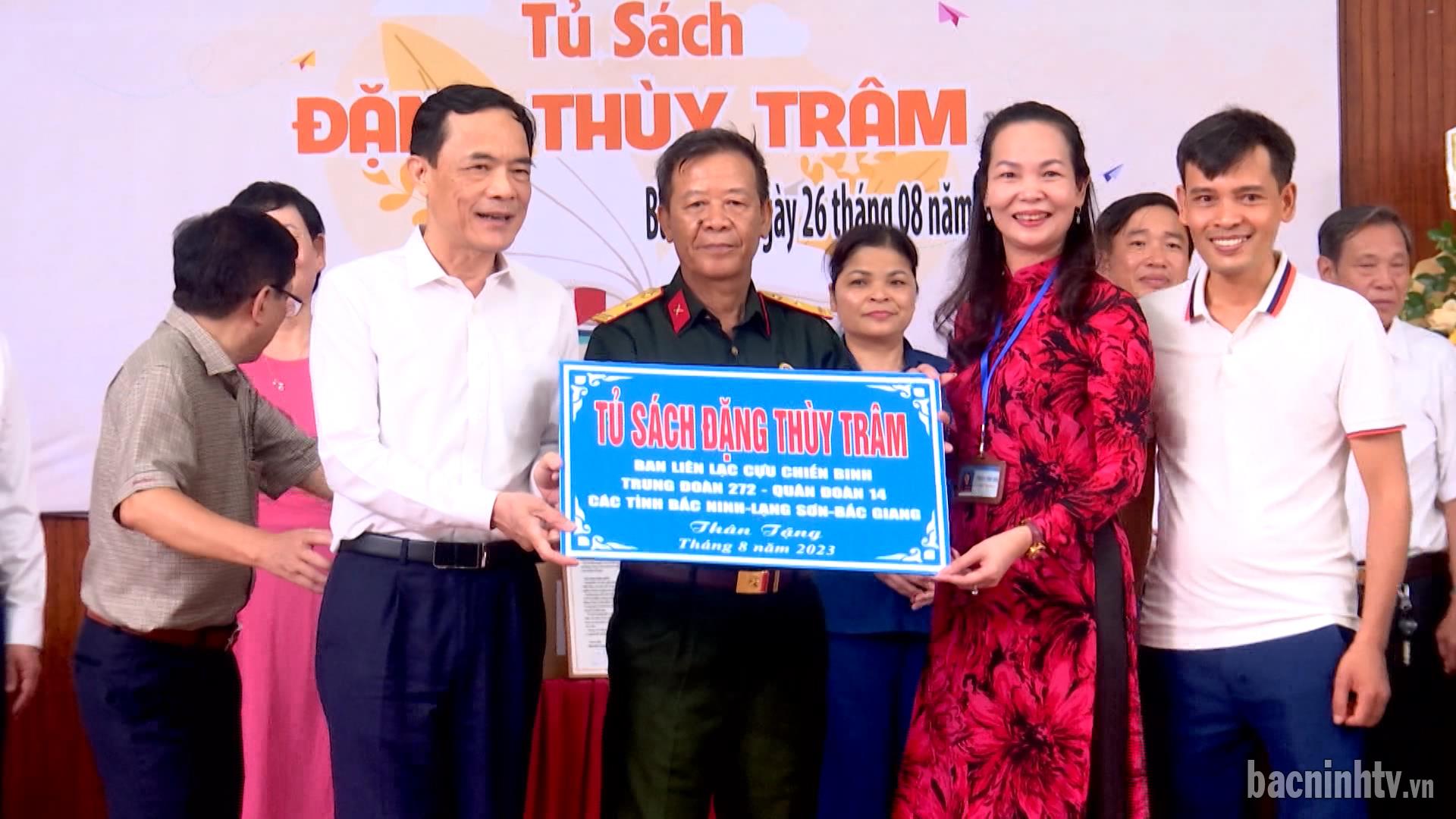 Trao tặng tủ sách Đặng Thùy Trâm cho Trường THCS Kinh Bắc