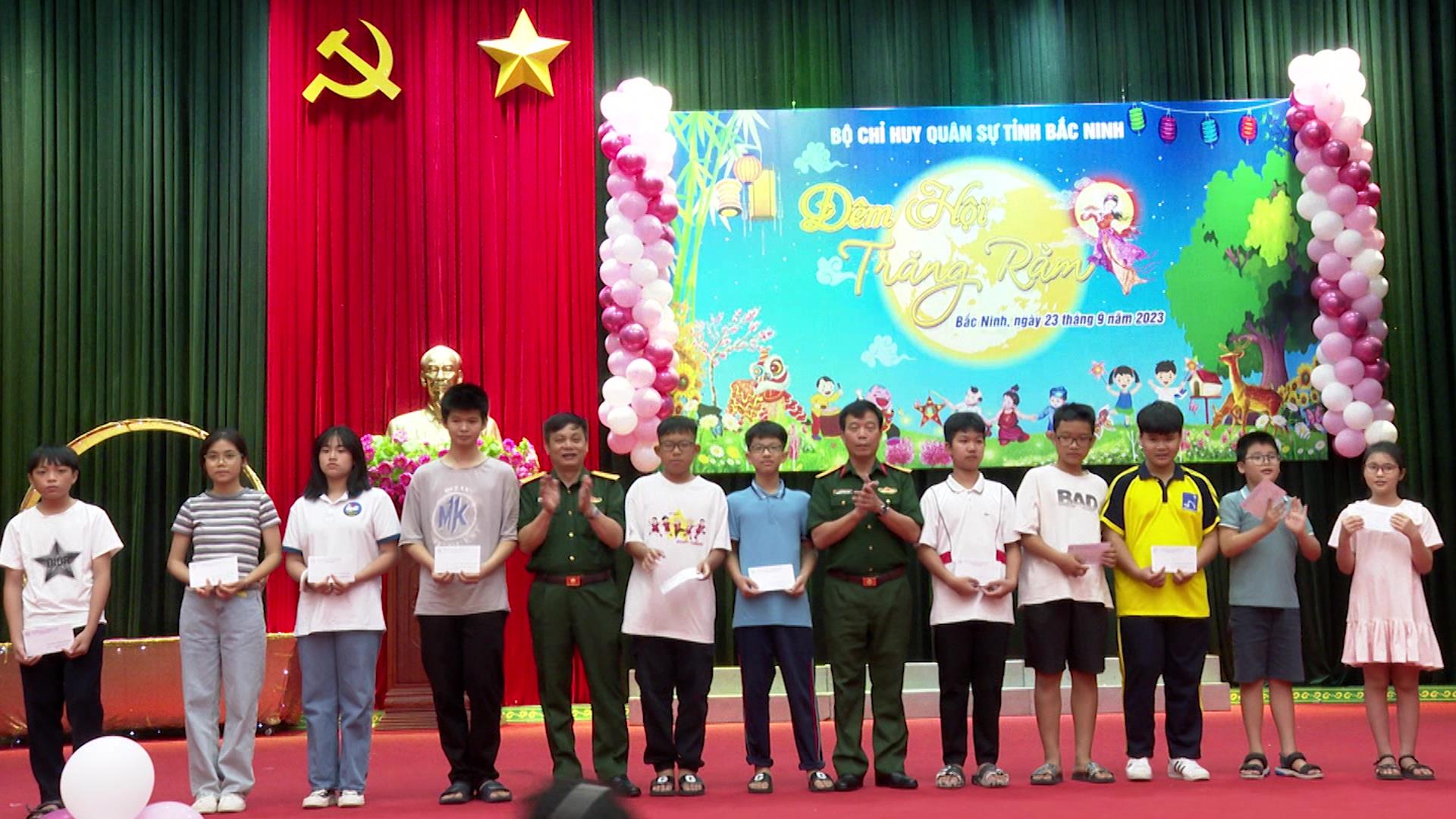 Bộ Chỉ huy Quân sự tỉnh khen thưởng học sinh giỏi 