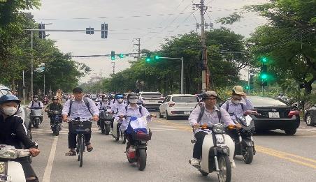 Cần có chỗ để phụ huynh học sinh xếp hàng đưa đón con tới trường